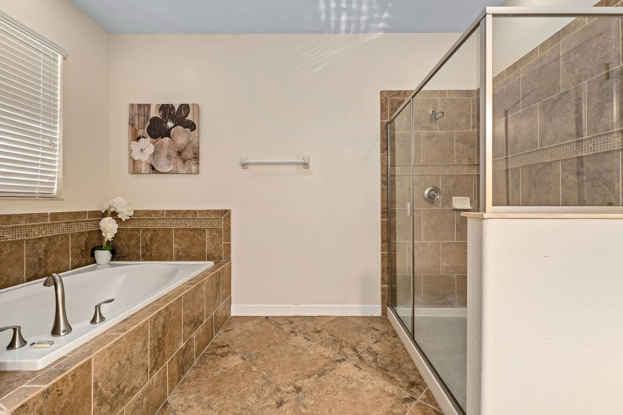 Bathroom w/ tub/shower combo and modern finishes.