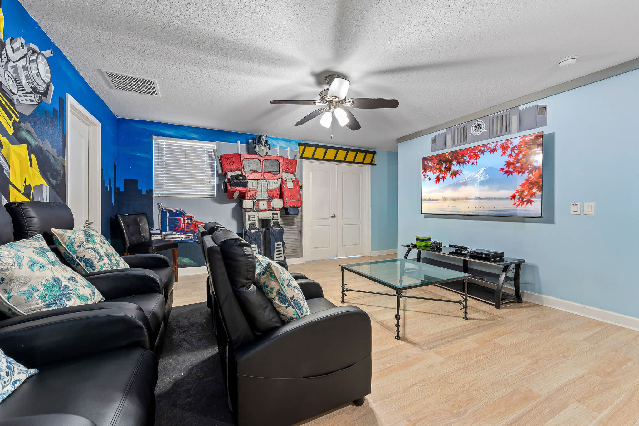 Game room w/ arcade games and seating for nonstop entertainment.
