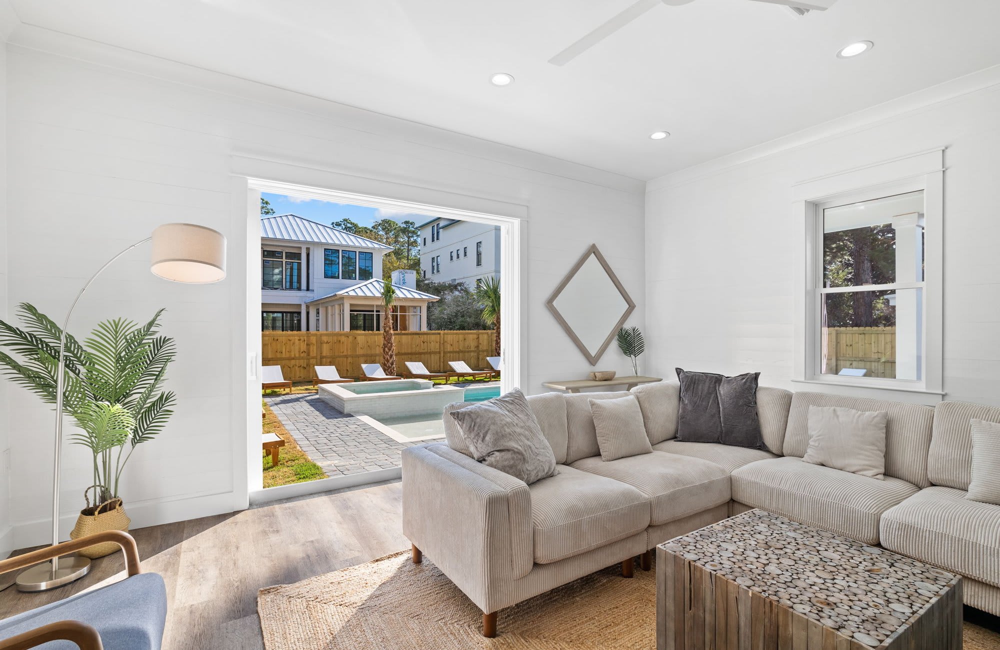 Pool & HotTub, Elevator | Seagrove Palace