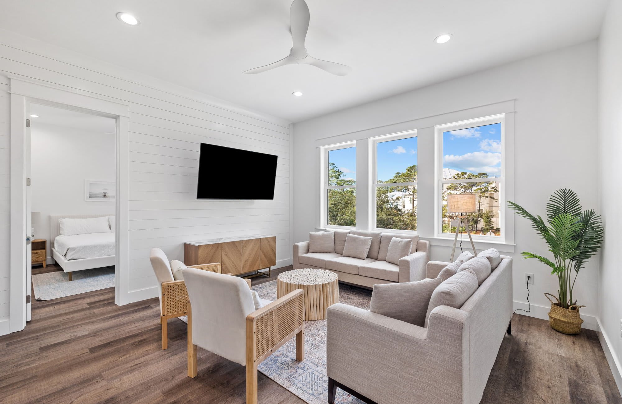 Pool & HotTub, Elevator | Seagrove Palace