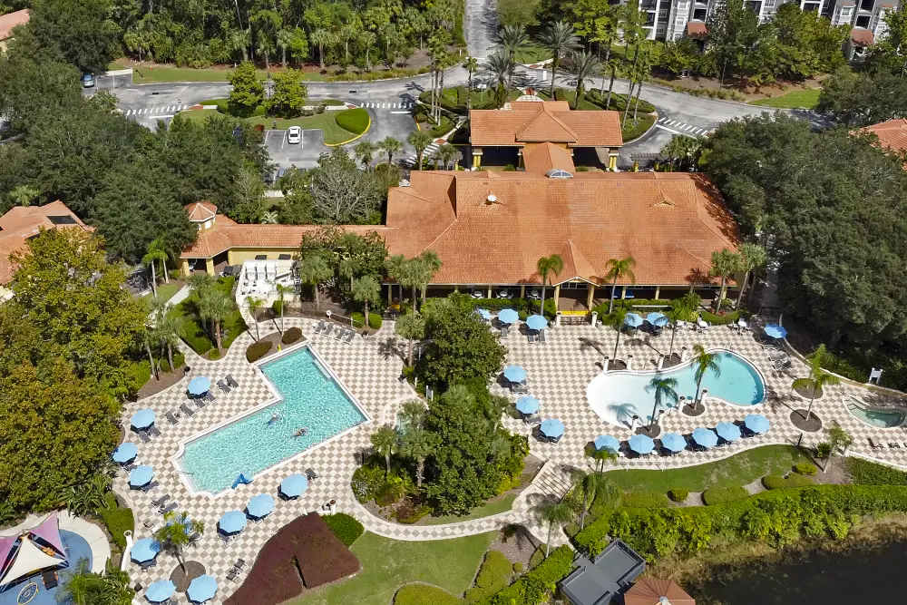 HOT TUB and free clubhouse Miles from Disney