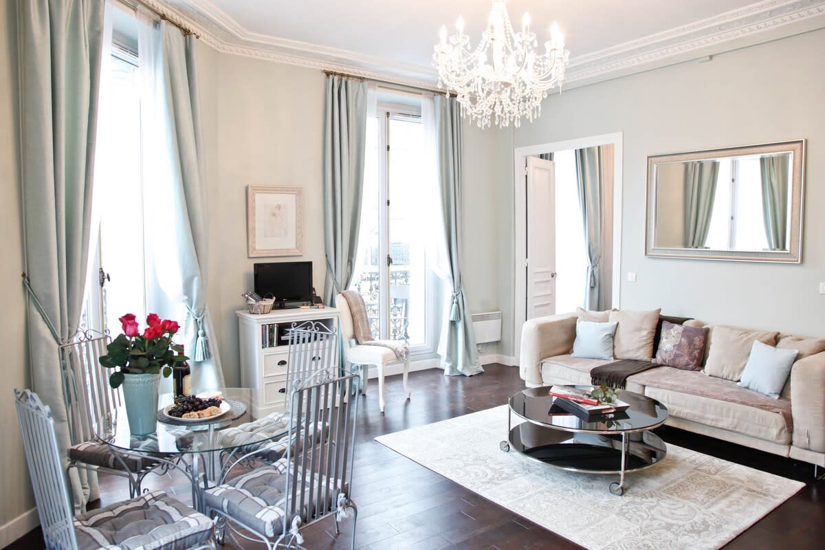 La Charme Du Marais - Perfectly Parisian with Balcony — Paris - 2nd Arrondissement, Île-de-France — vacation rental