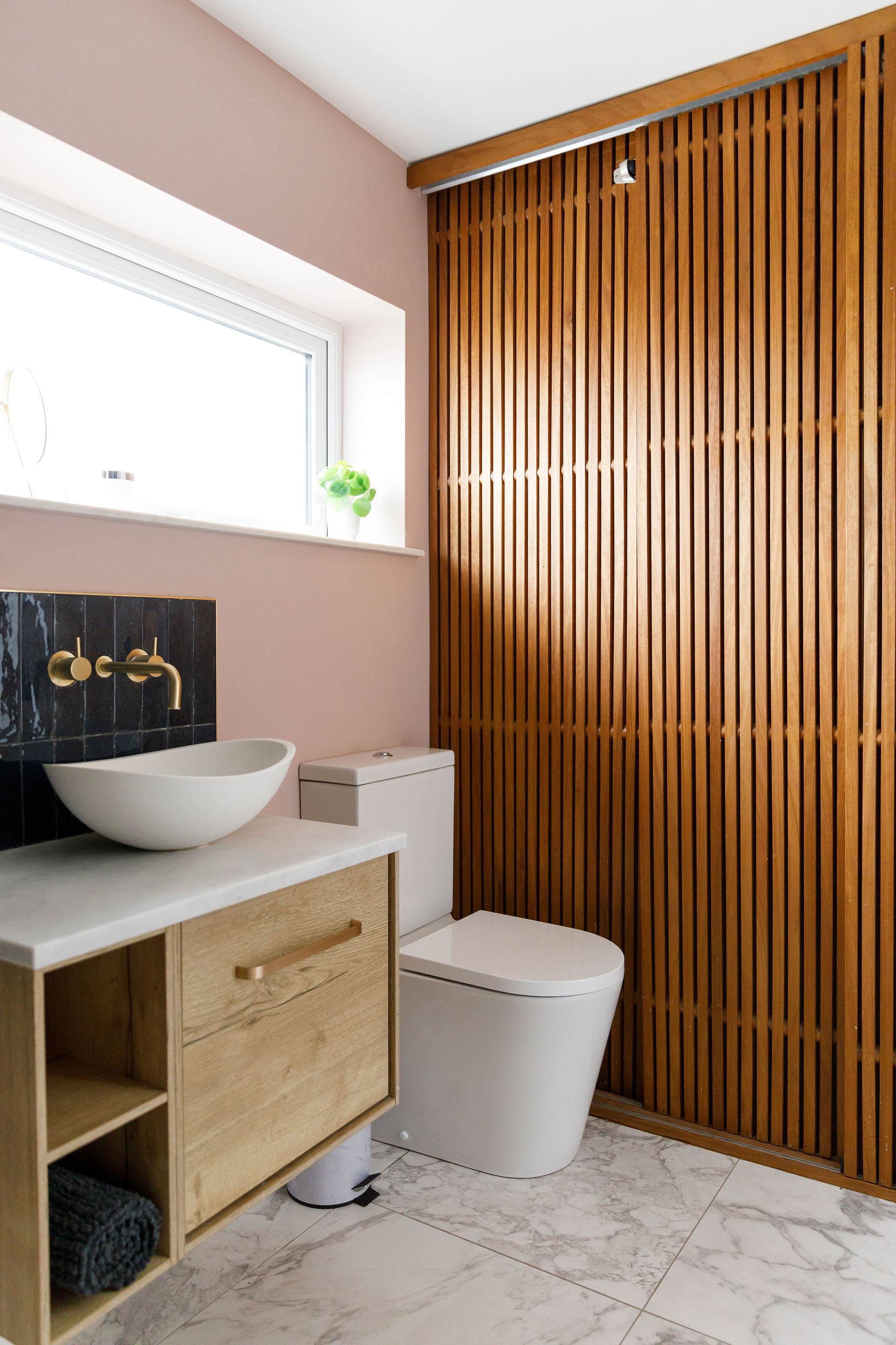 Another pop of pale pink with gorgeous black tiles compliment each other perfectly.