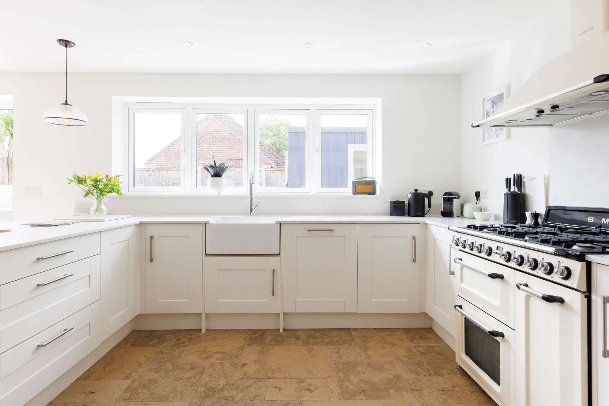 The kitchen has everything you need to prepare drinks, meals and picnics.