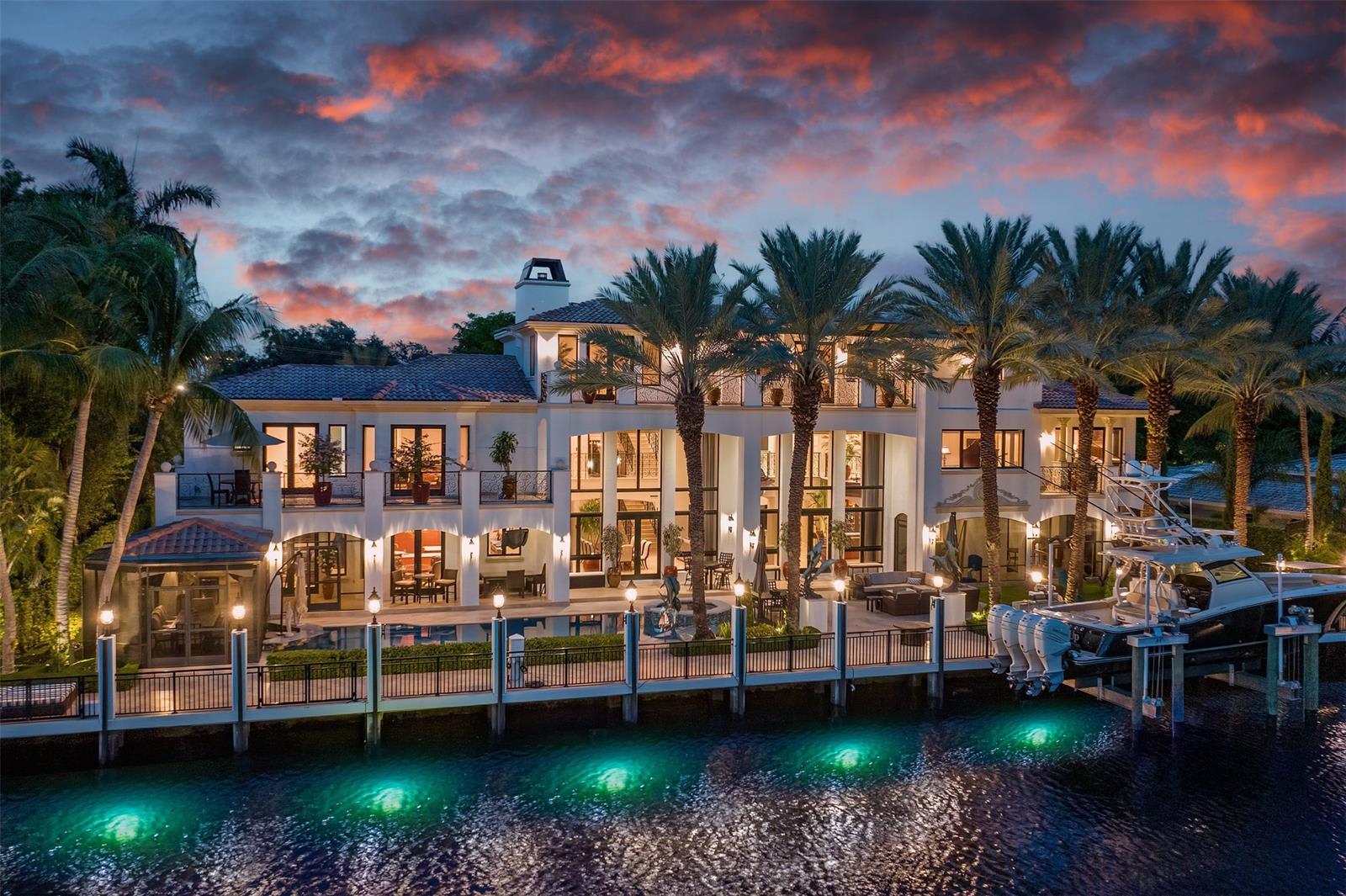 3-Story Mansion with 150ft Waterfront, Media Room, Office and Pool - Foto 1