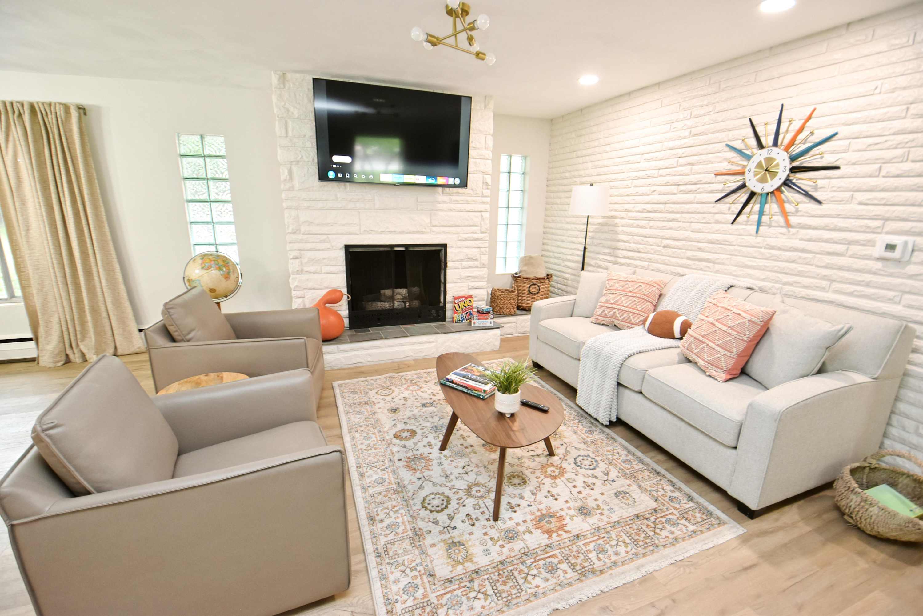 Mid Century Modern with modern touches, 10 min walk to Notre Dame! (1831) 3