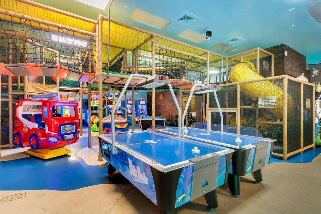 Family townhouse near Disney w/ game room