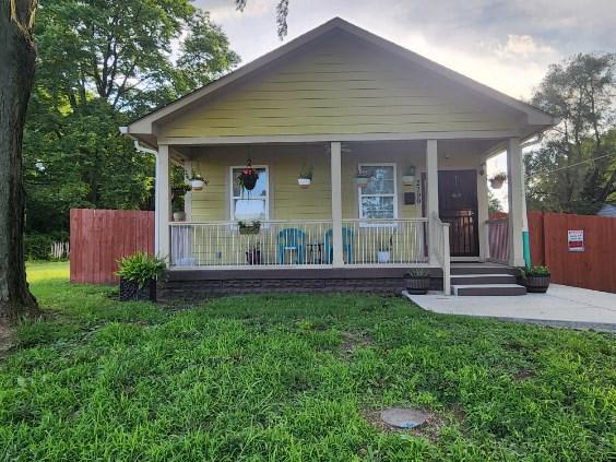 Charming home with fire pit near downtown - Foto 1