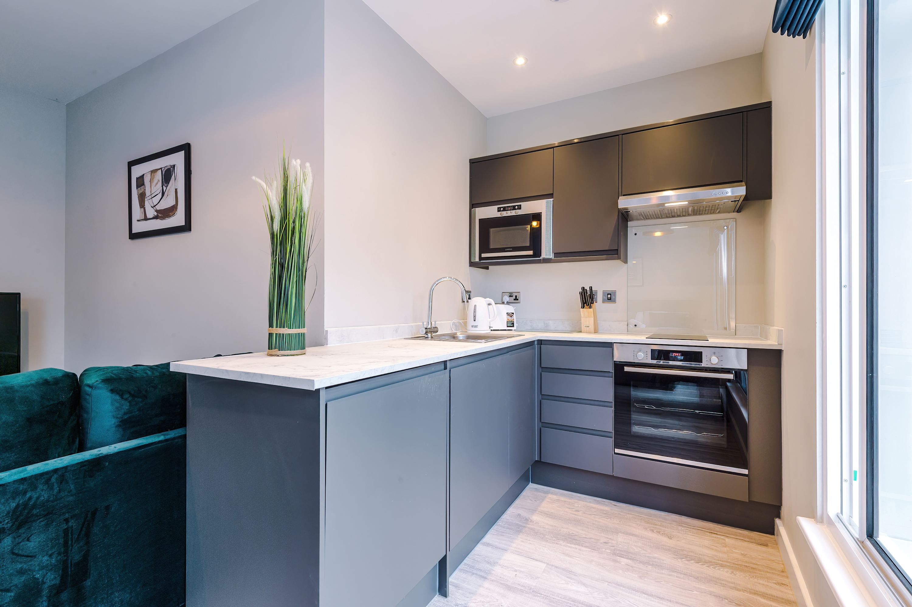 Bright & Spacious Studio | Elysée Suites Southport - Picture 33