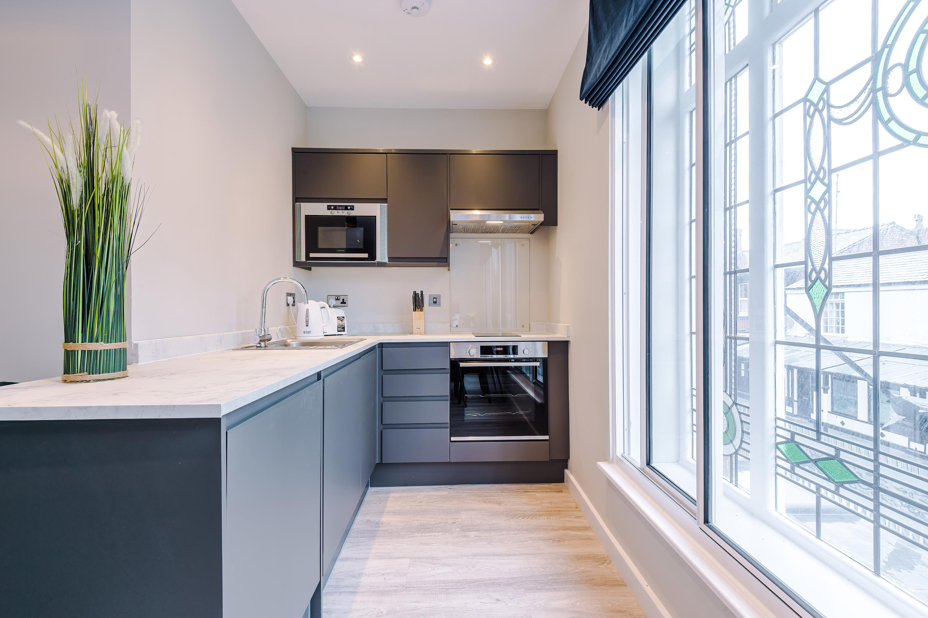 Bright & Spacious Studio | Elysée Suites Southport - Picture 3
