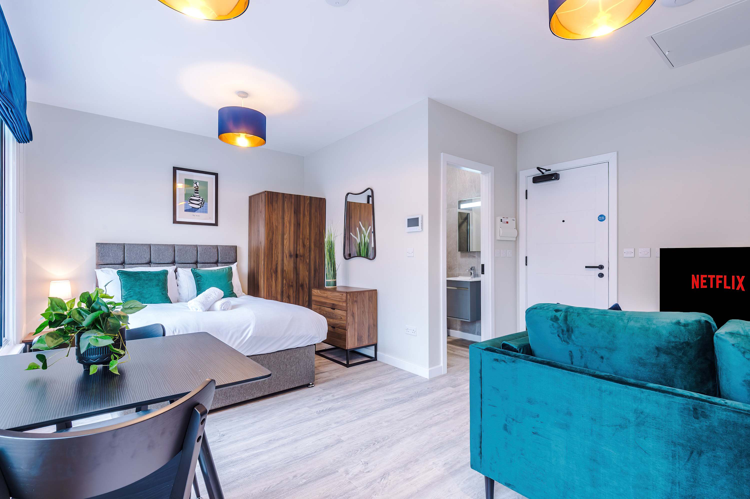 Bright & Spacious Studio | Elysée Suites Southport - Picture 6