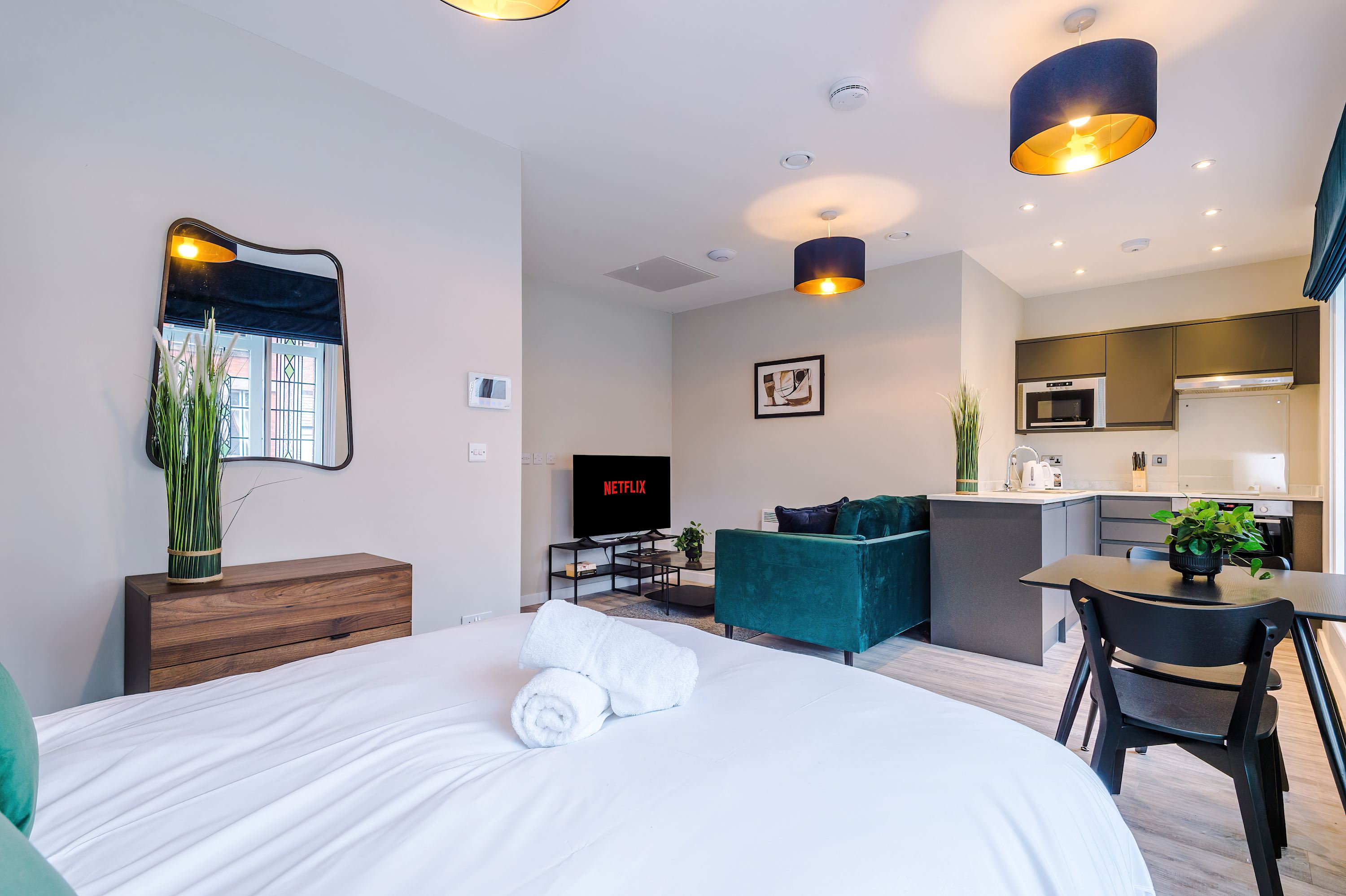 Bright & Spacious Studio | Elysée Suites Southport - Picture 24