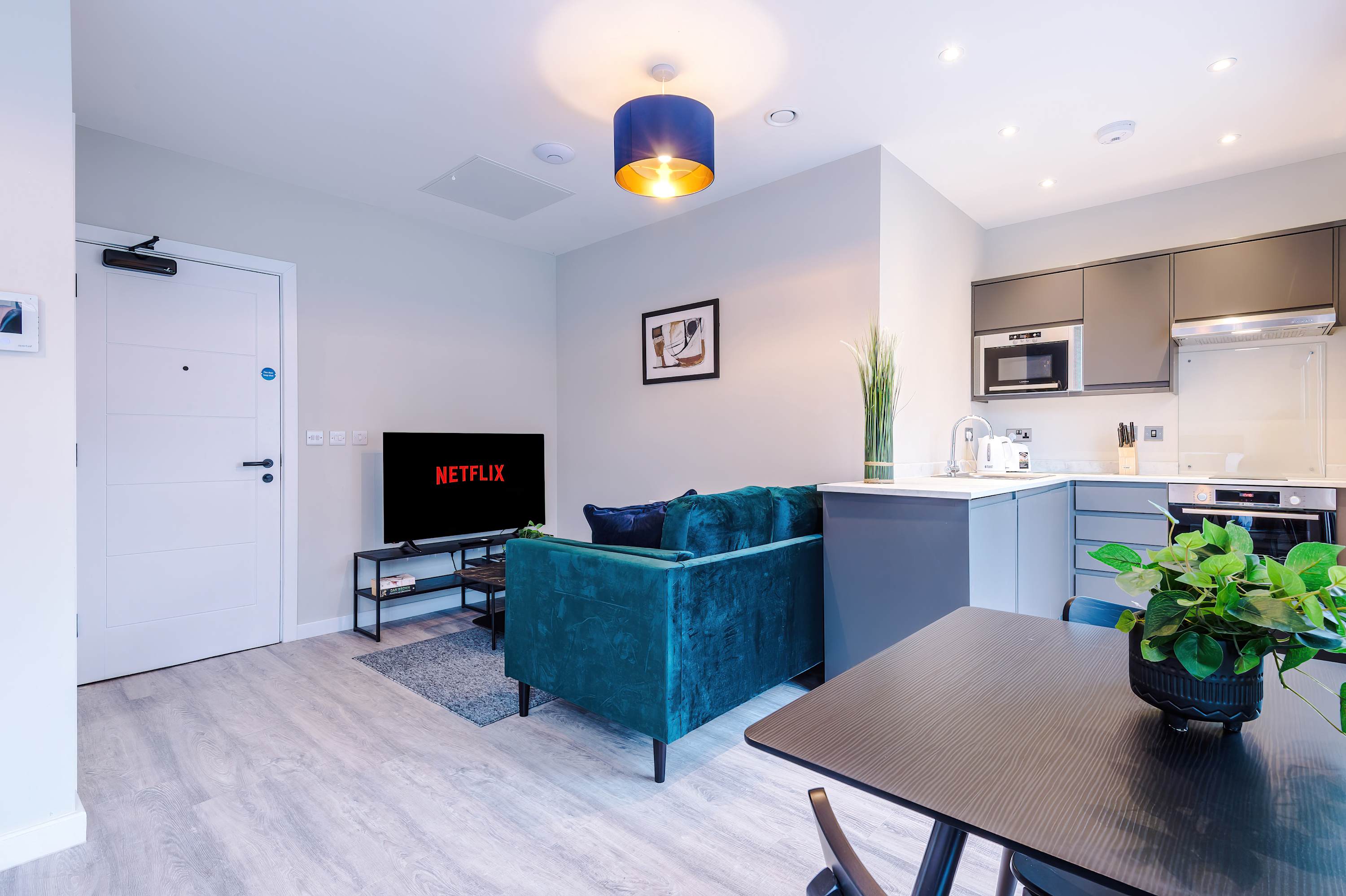 Bright & Spacious Studio | Elysée Suites Southport - Picture 18
