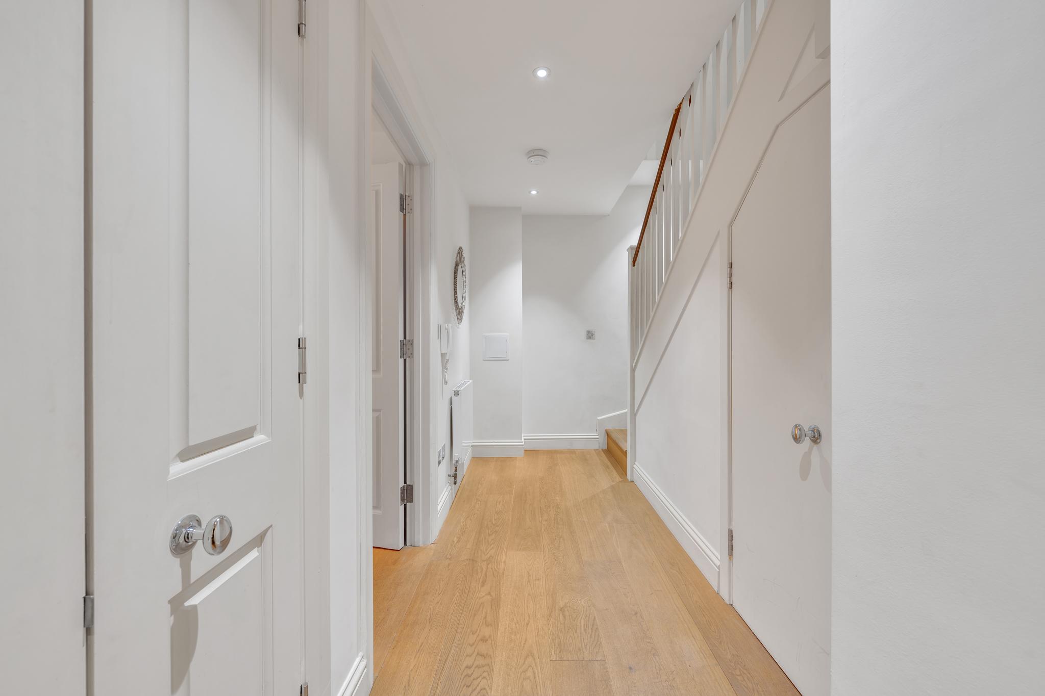 Luxurious 4-Bed Mews House in London in Shepherd Street W1J - Property image 24 - VivreStays