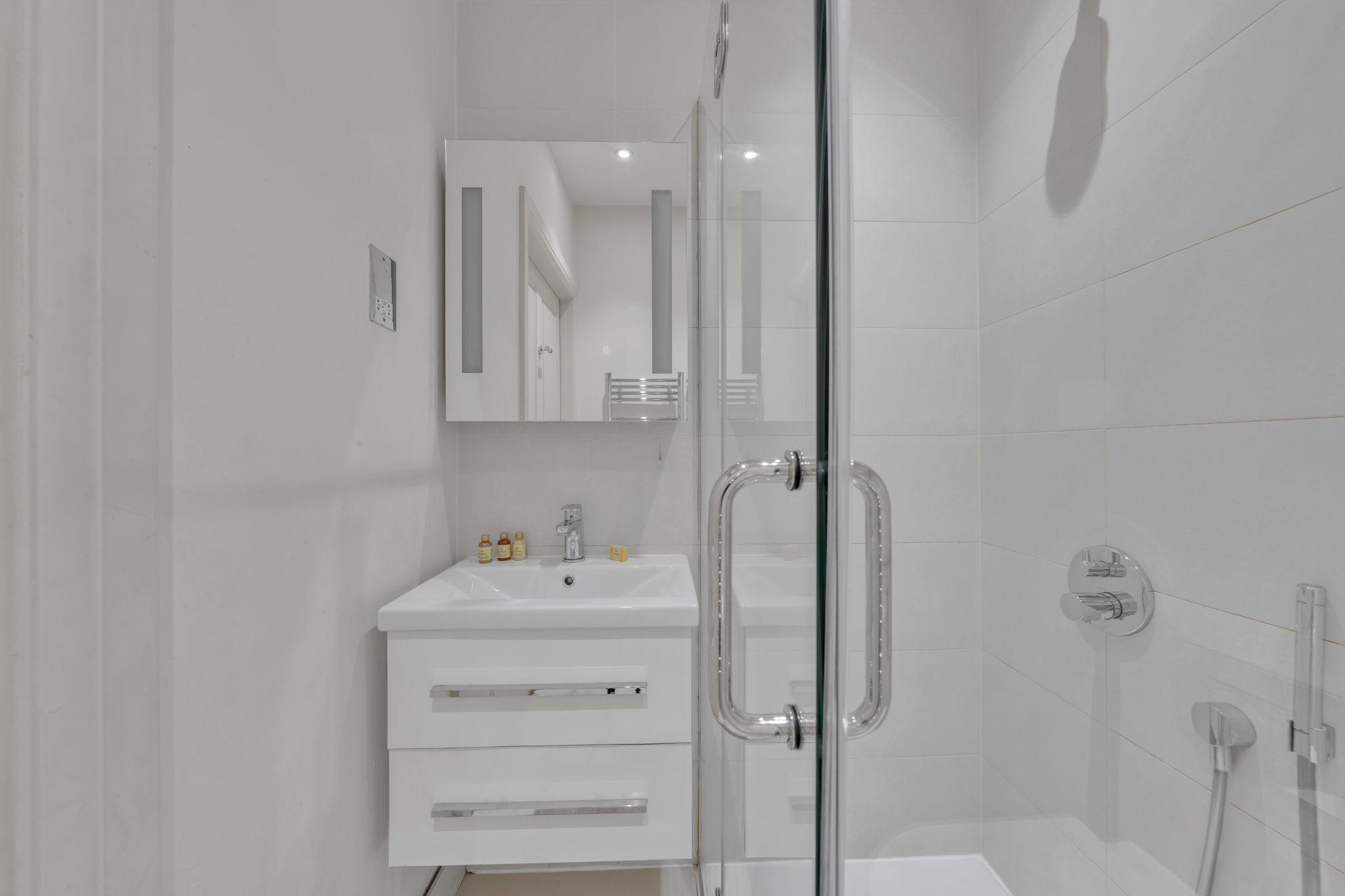 Luxurious 4-Bed Mews House in London in Shepherd Street W1J - Property image 20 - VivreStays