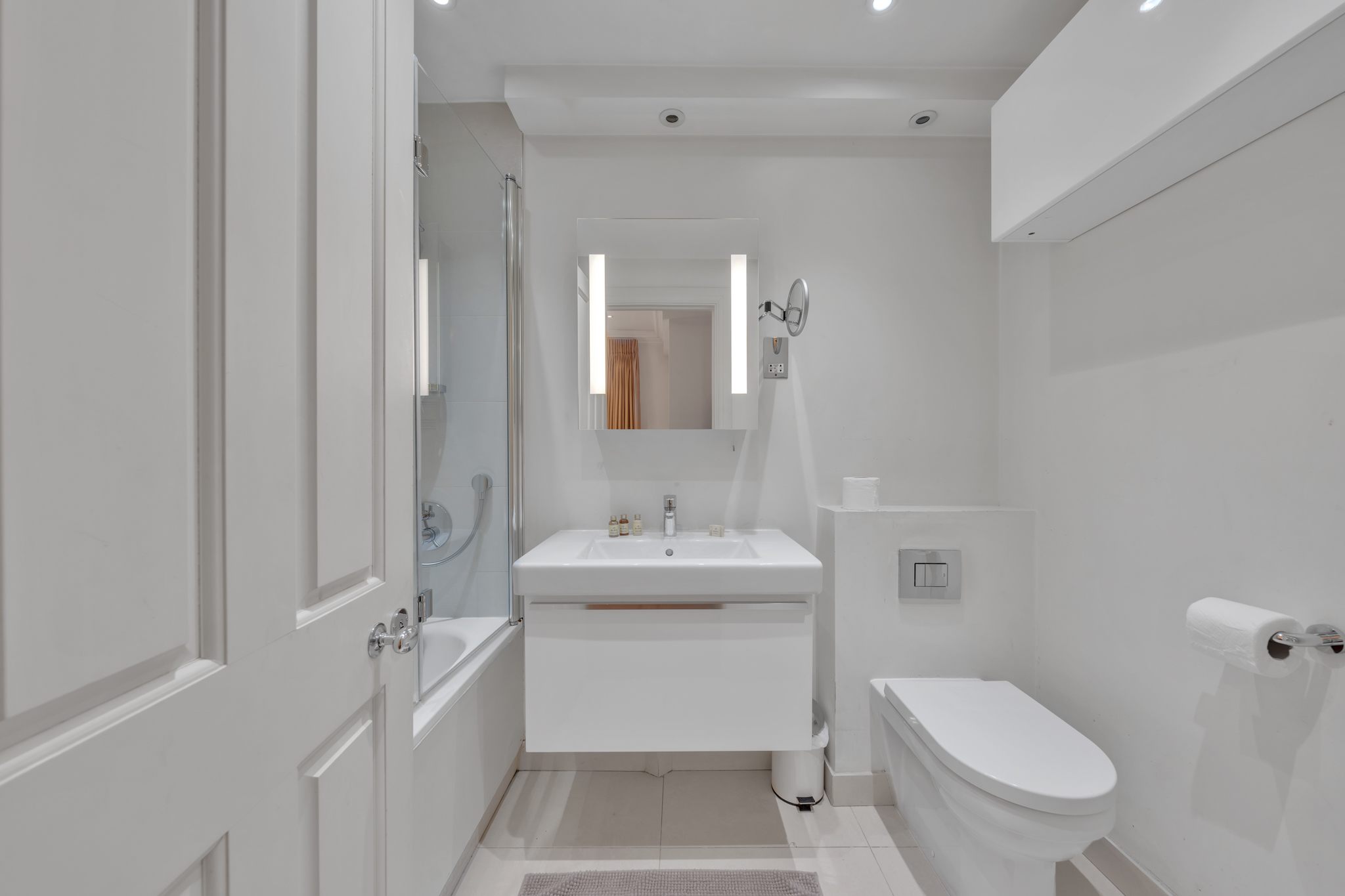 Luxurious 4-Bed Mews House in London in Shepherd Street W1J - Property image 21 - VivreStays