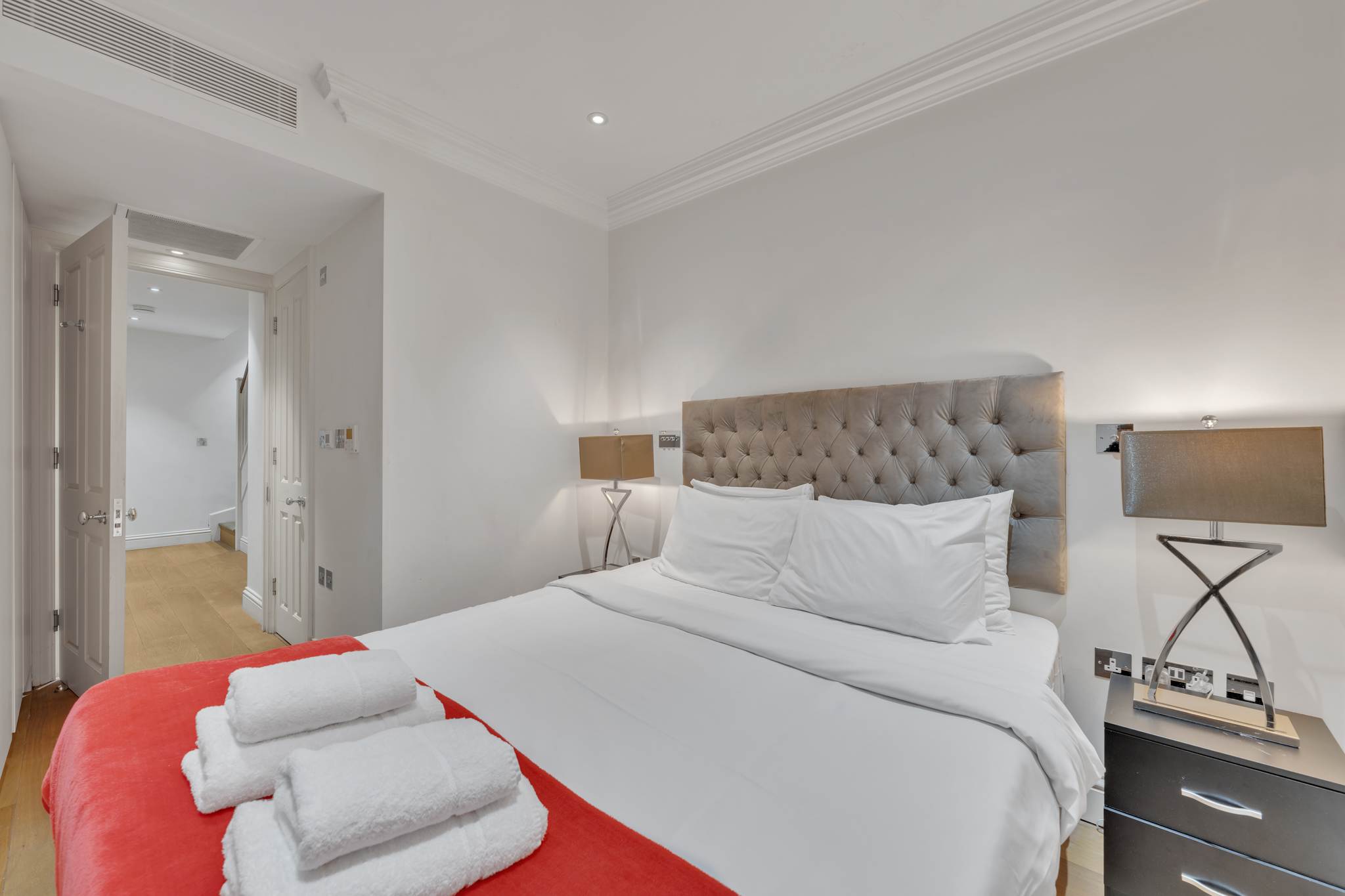 Luxurious 4-Bed Mews House in London in Shepherd Street W1J - Property image 5 - VivreStays