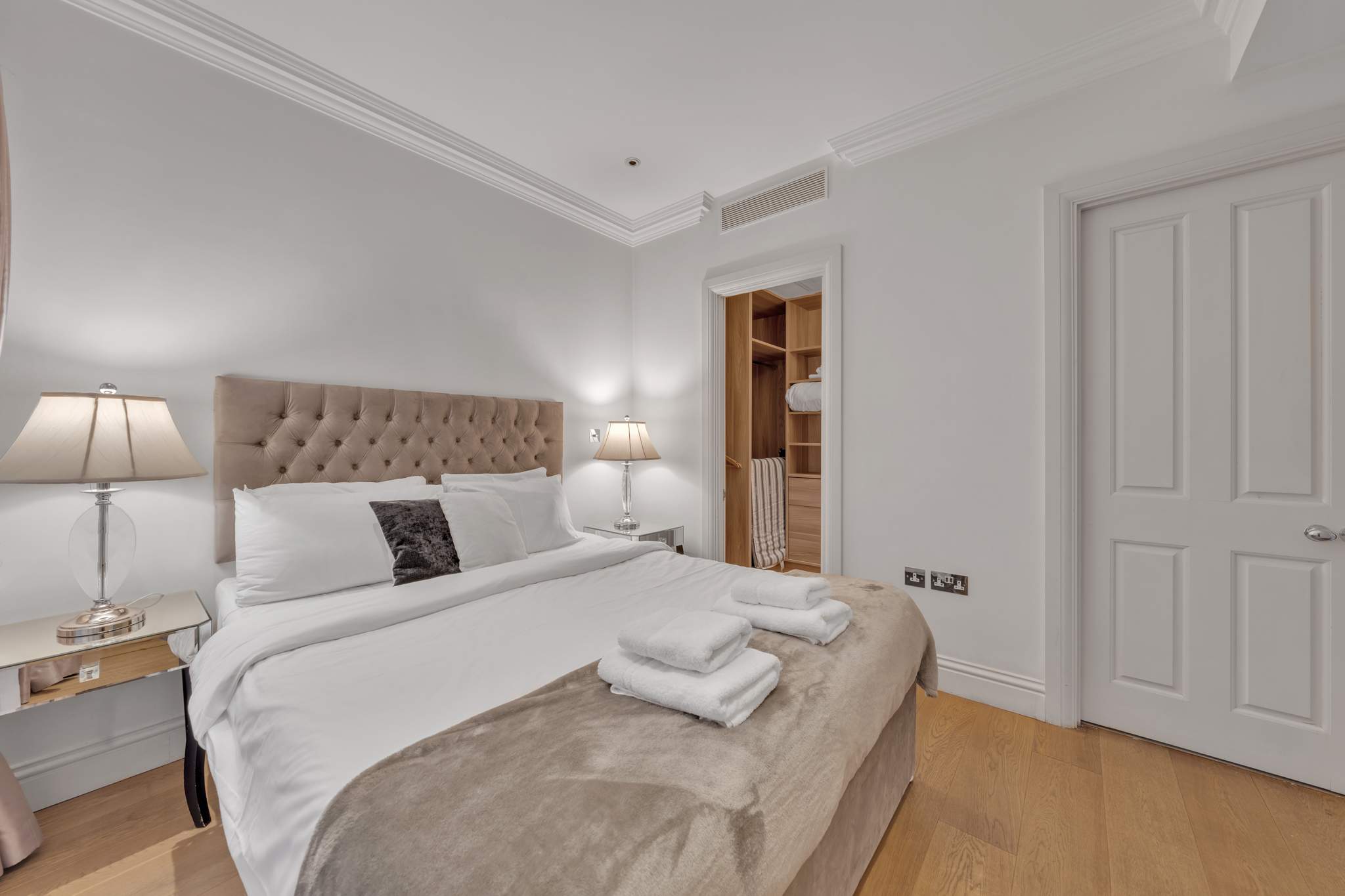 Luxurious 4-Bed Mews House in London in Shepherd Street W1J - Property image 3 - VivreStays