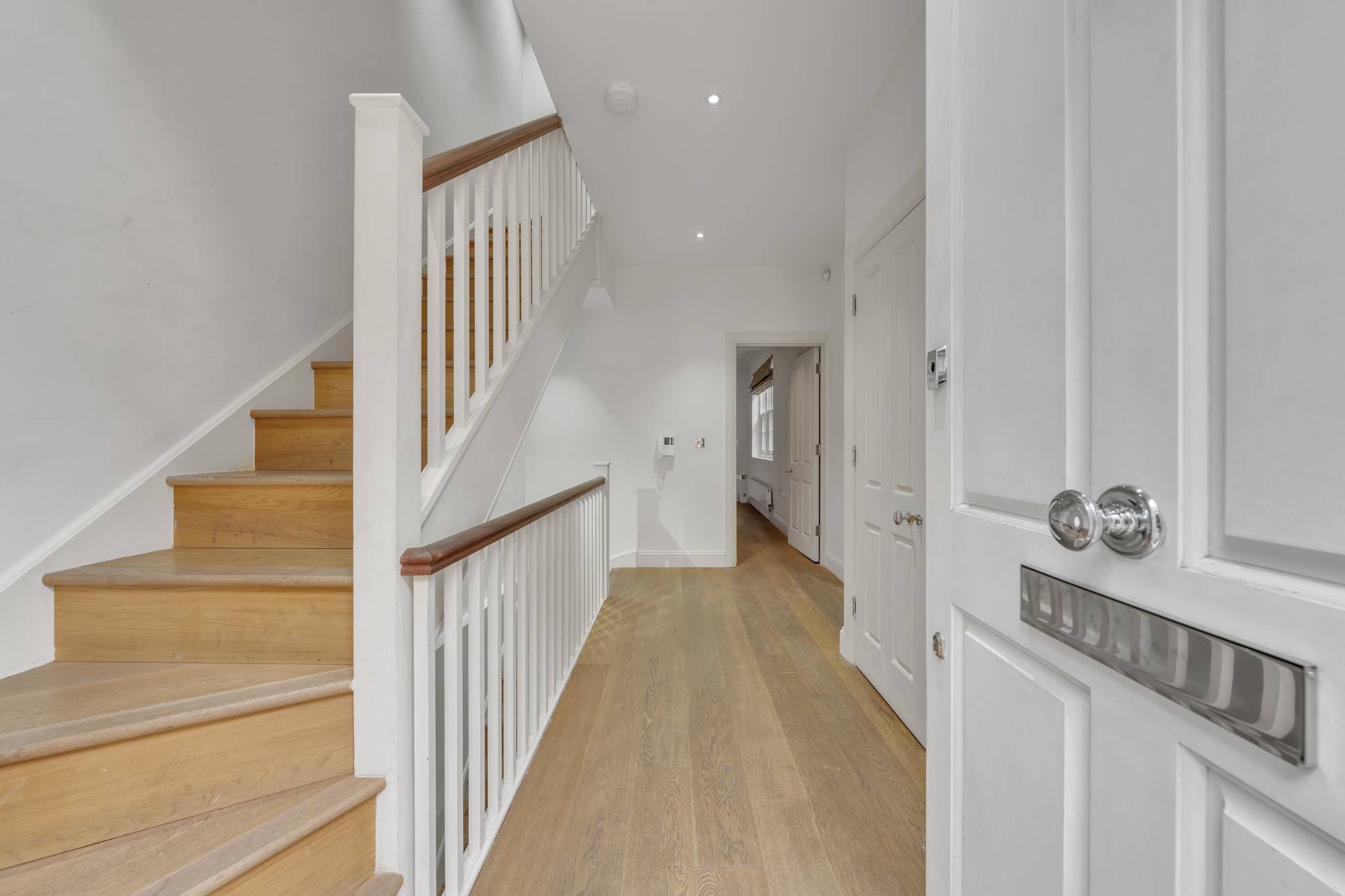 Luxurious 4-Bed Mews House in London in Shepherd Street W1J - Property image 18 - VivreStays