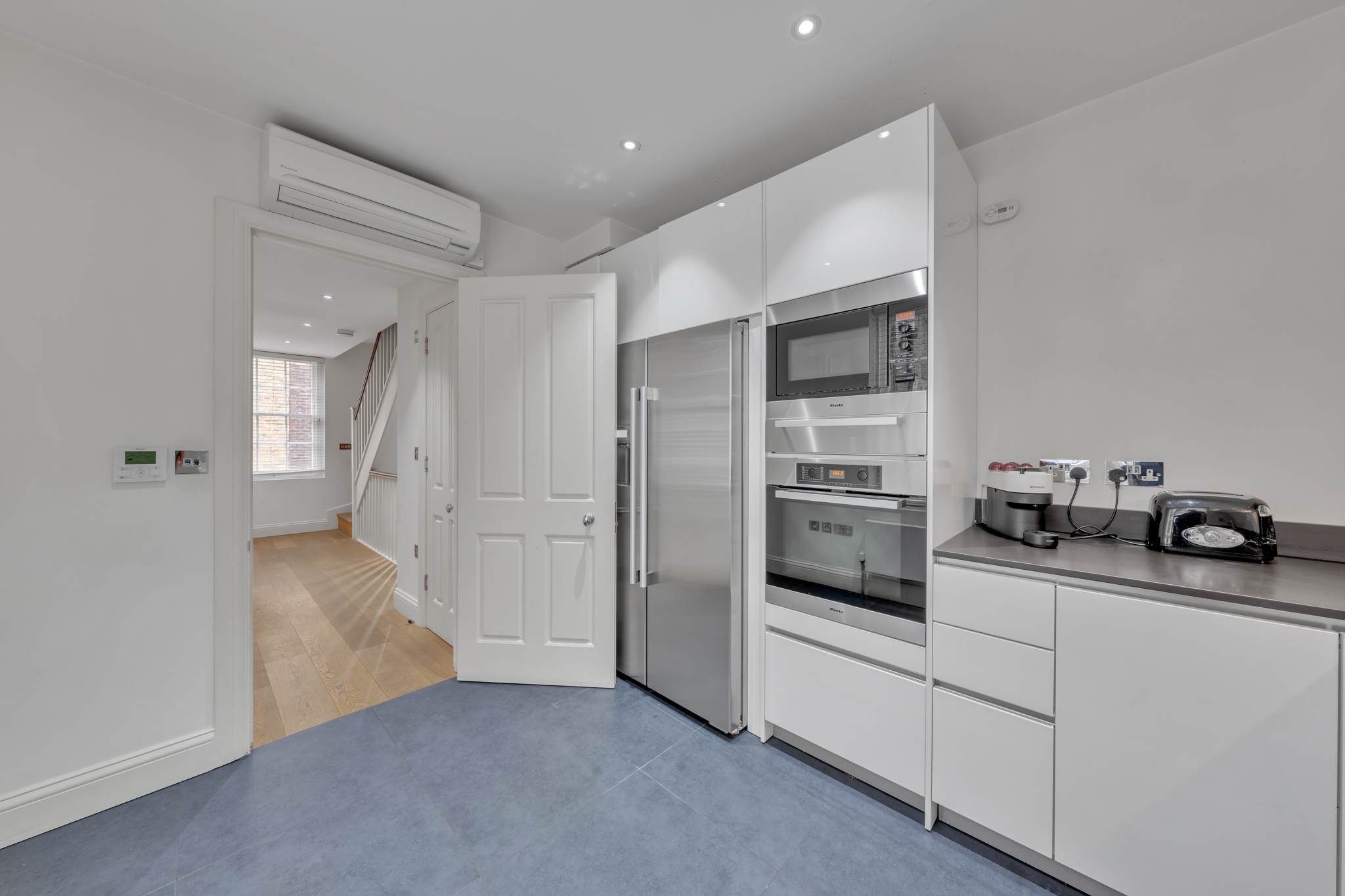 Luxurious 4-Bed Mews House in London in Shepherd Street W1J - Property image 22 - VivreStays