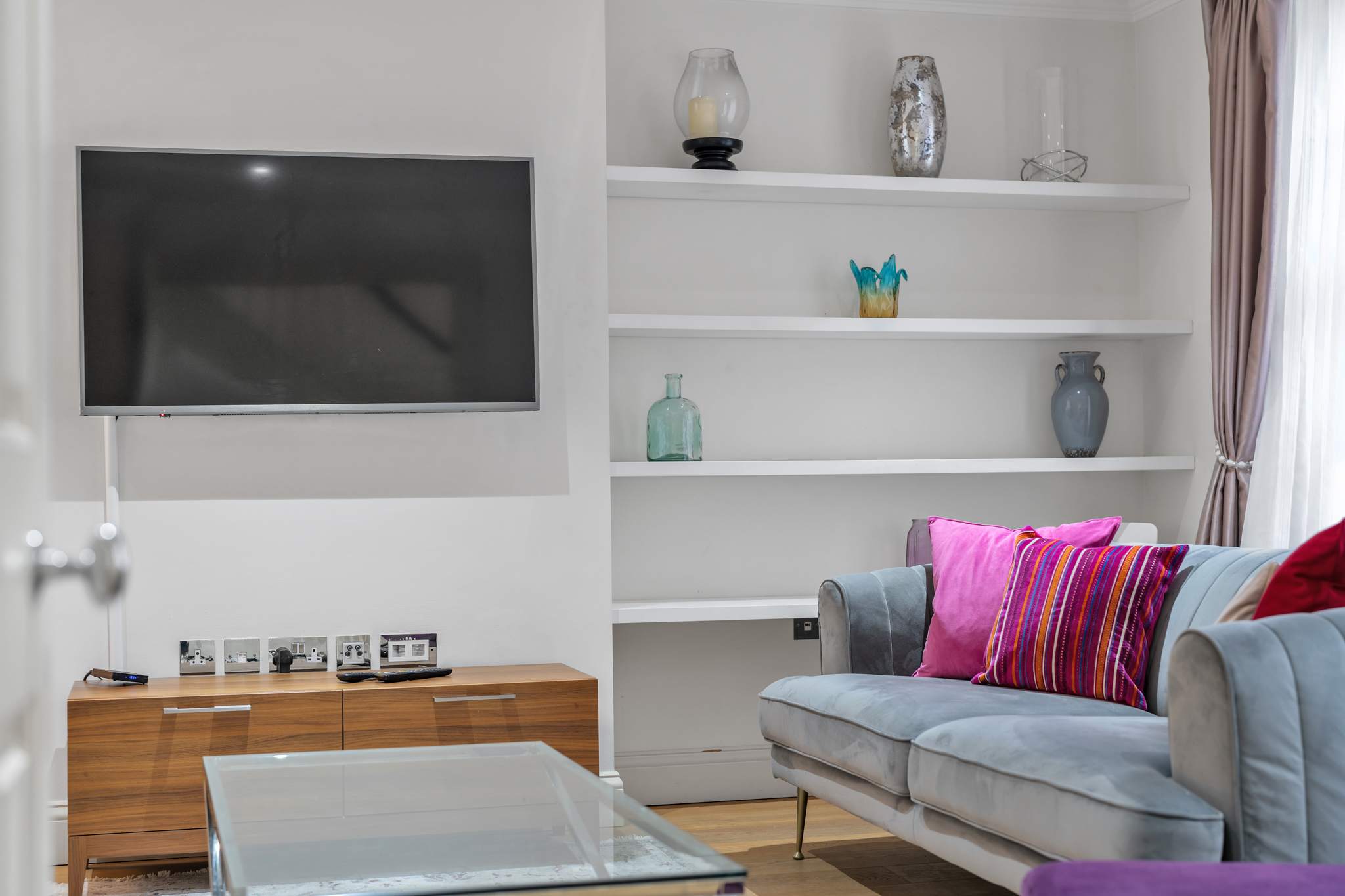 Luxurious 4-Bed Mews House in London in Shepherd Street W1J - Property image 12 - VivreStays