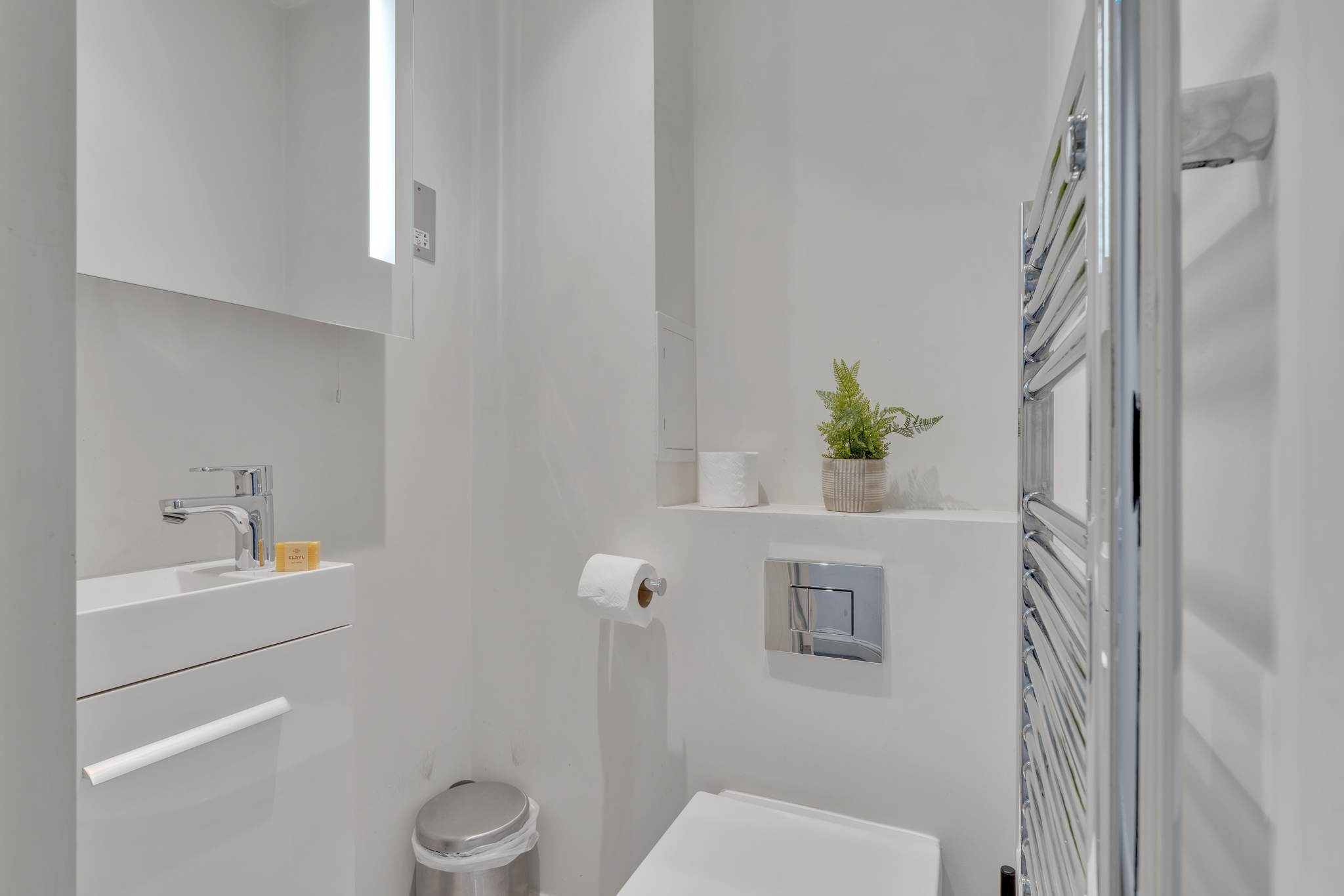 Luxurious 4-Bed Mews House in London in Shepherd Street W1J - Property image 28 - VivreStays