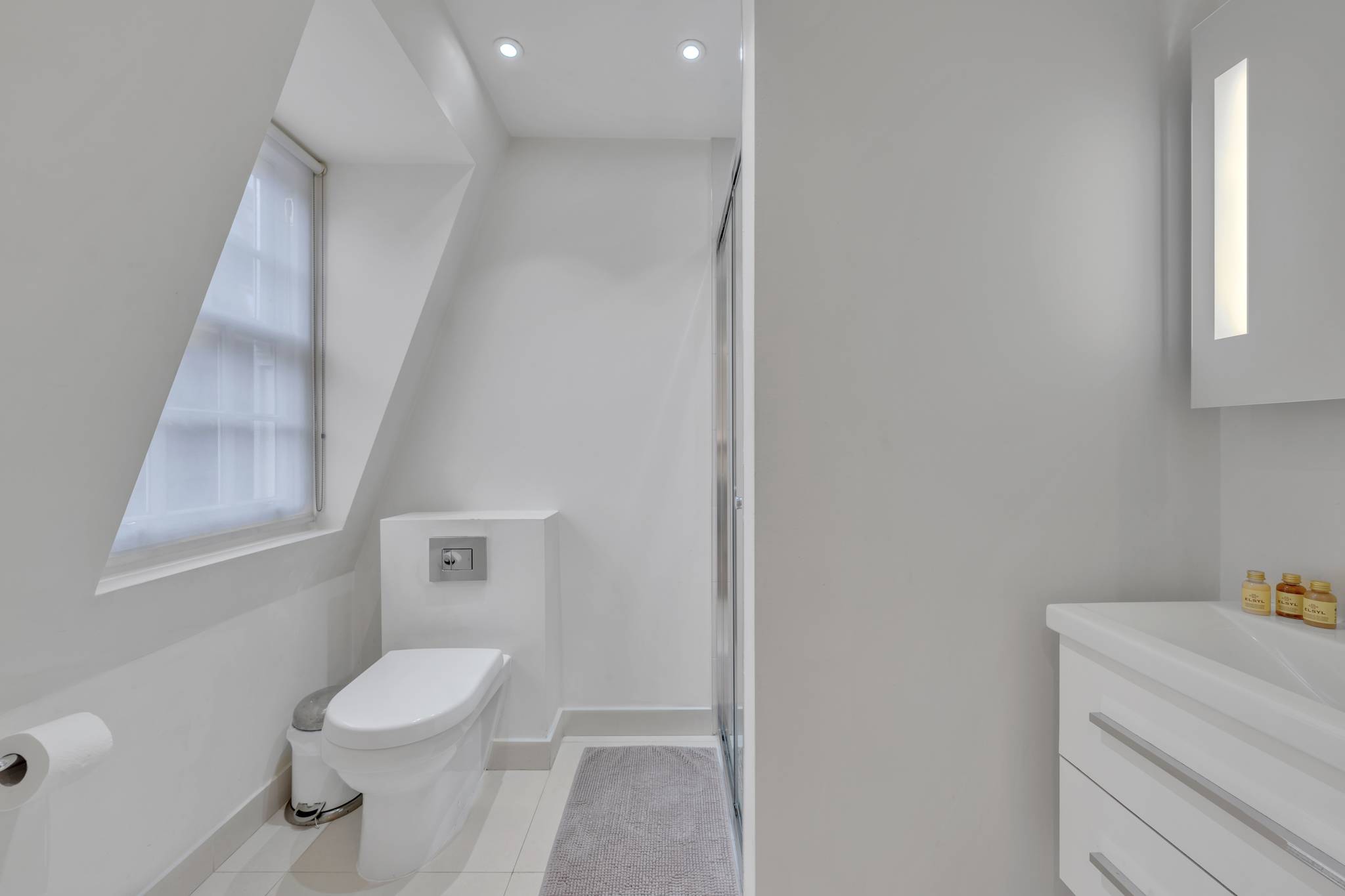Luxurious 4-Bed Mews House in London in Shepherd Street W1J - Property image 31 - VivreStays