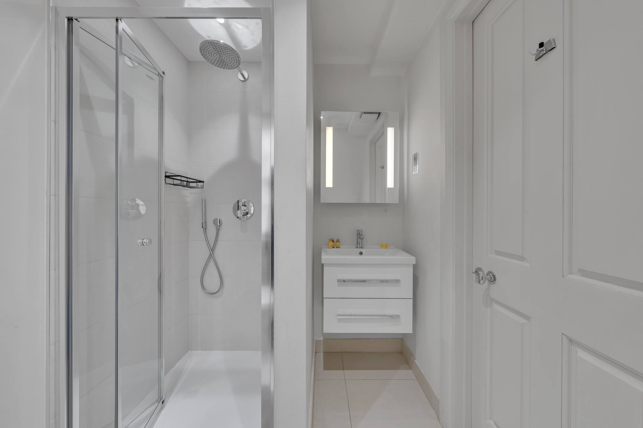 Luxurious 4-Bed Mews House in London in Shepherd Street W1J - Property image 30 - VivreStays