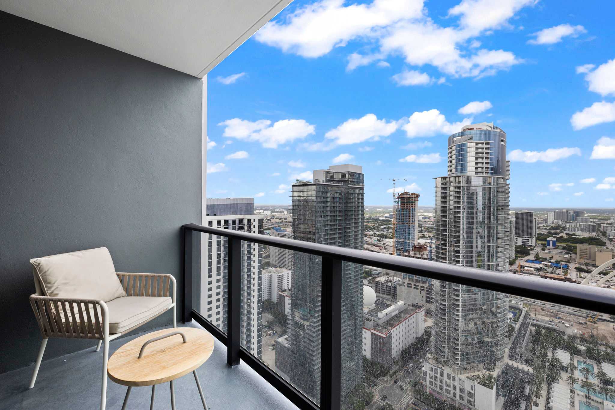 43Flr Dtwn Condo w/ Stunning Views & Pool