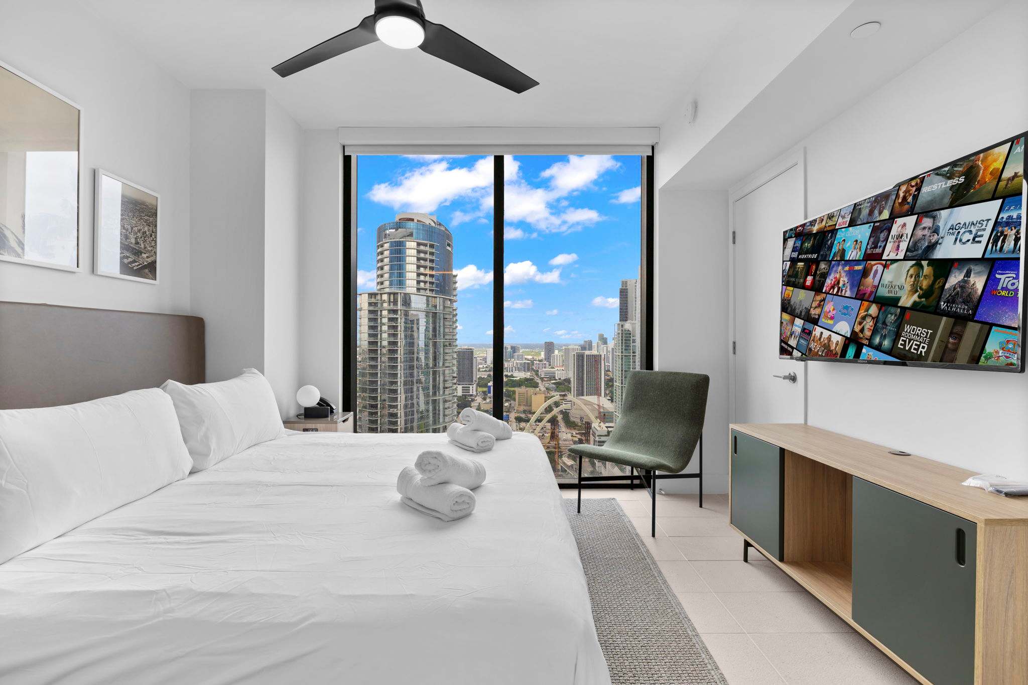 43Flr Dtwn Condo w/ Stunning Views & Pool