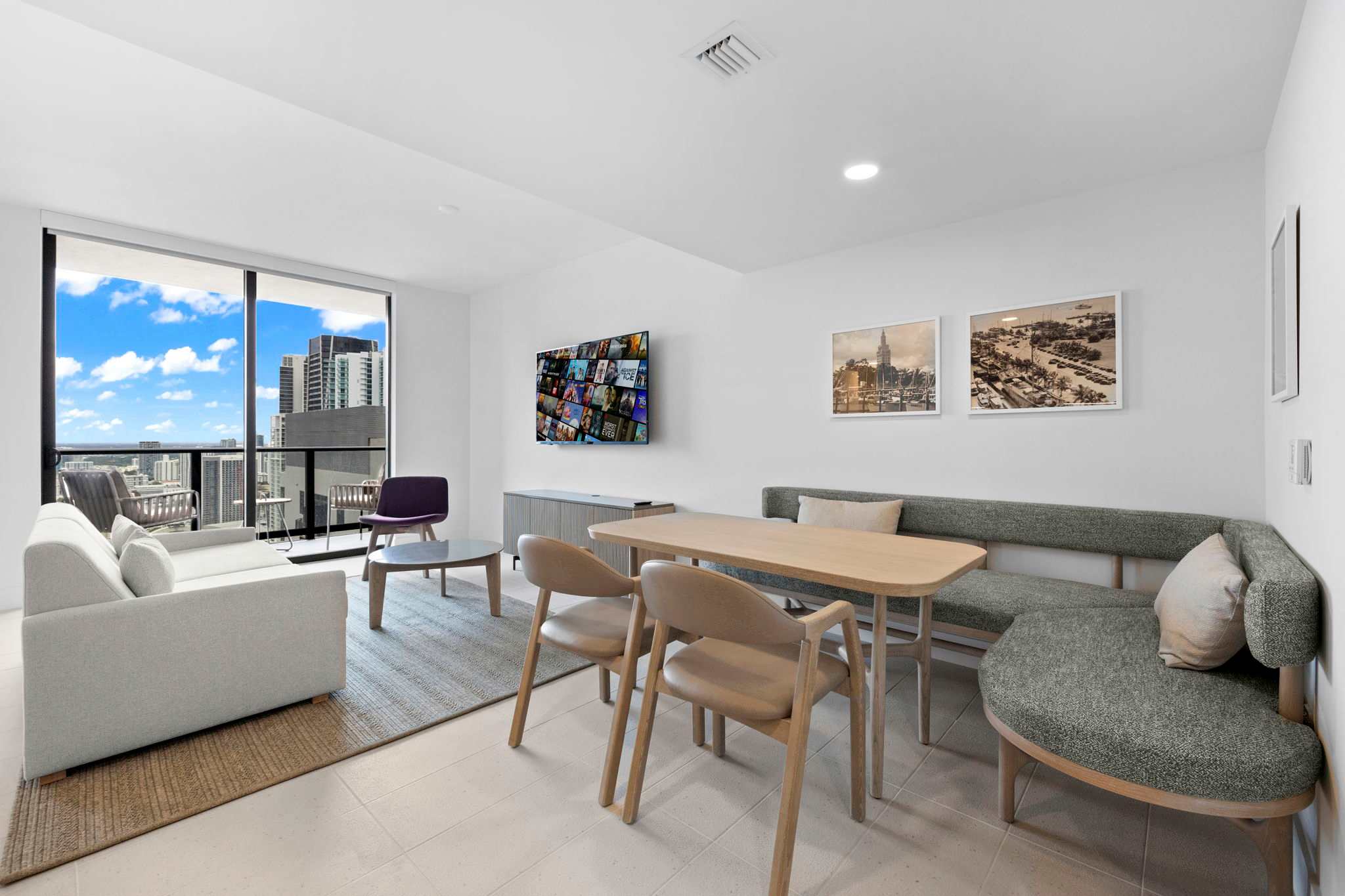 43Flr Dtwn Condo w/ Stunning Views & Pool