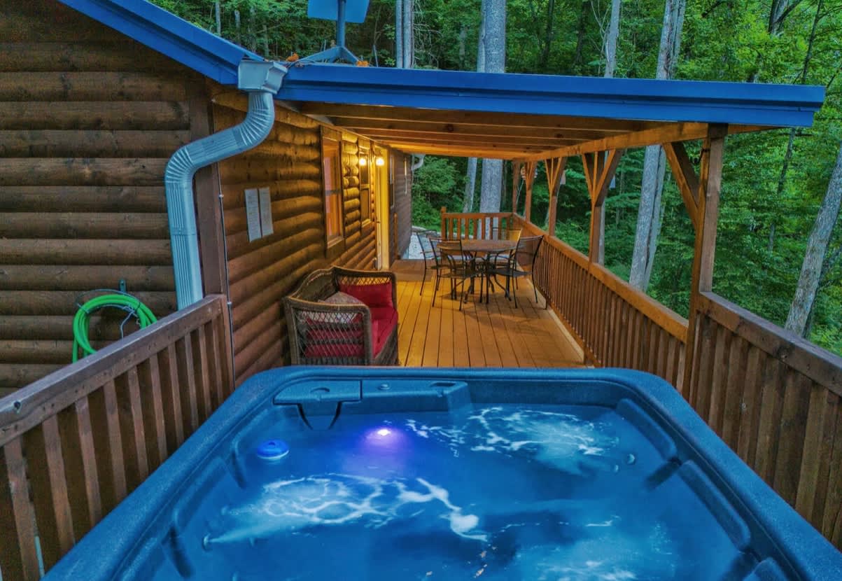 Bigfoot Bungalow | Hot Tub · Secluded RRG Retreat — 12 min to Natural Bridge | Close to trails & attractions · Private + peaceful — Stanton, KY — vacation rental