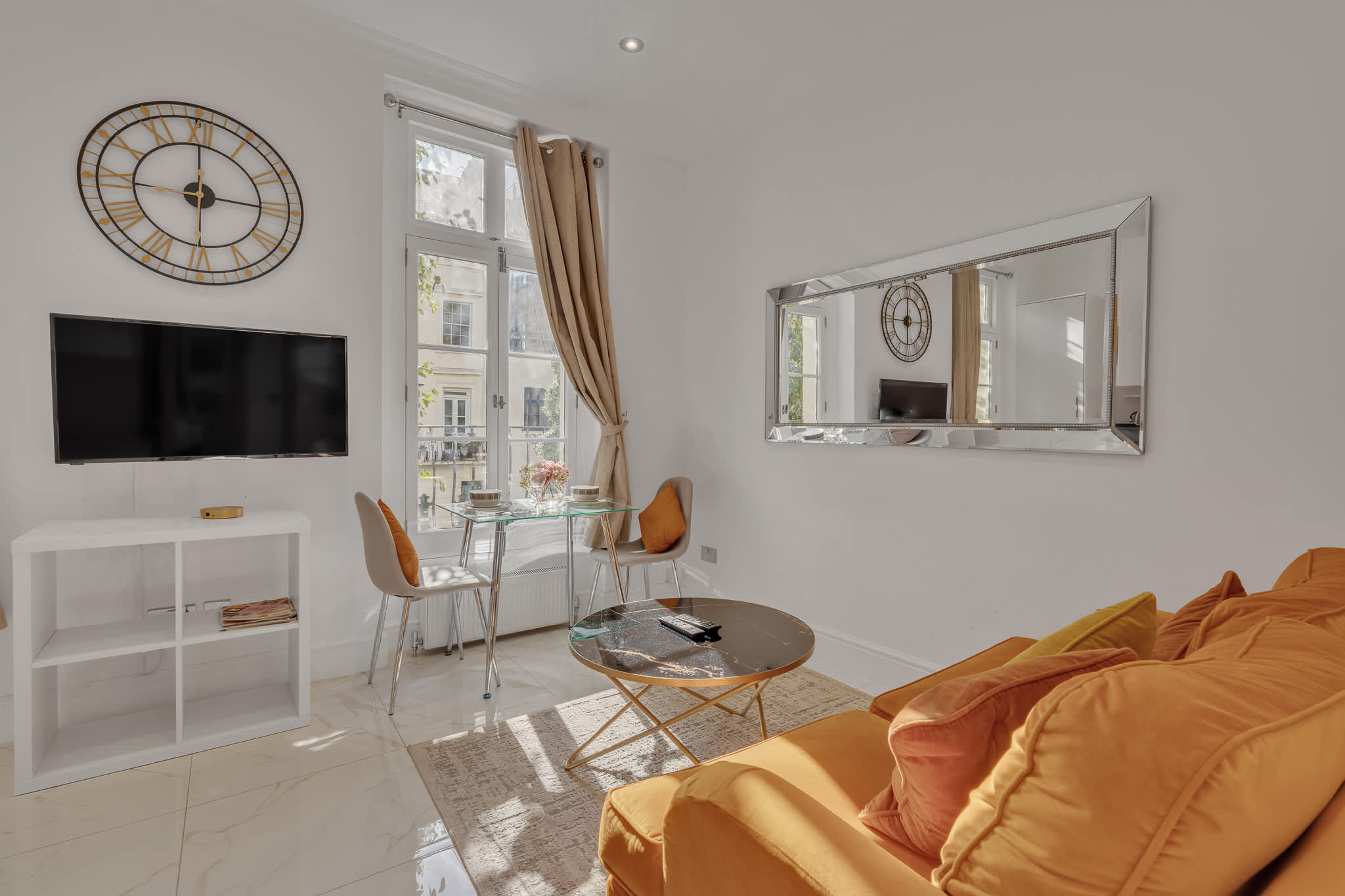 Charming 1B Victorian Apartment with Balcony serviced apartment - UK - VivreStays