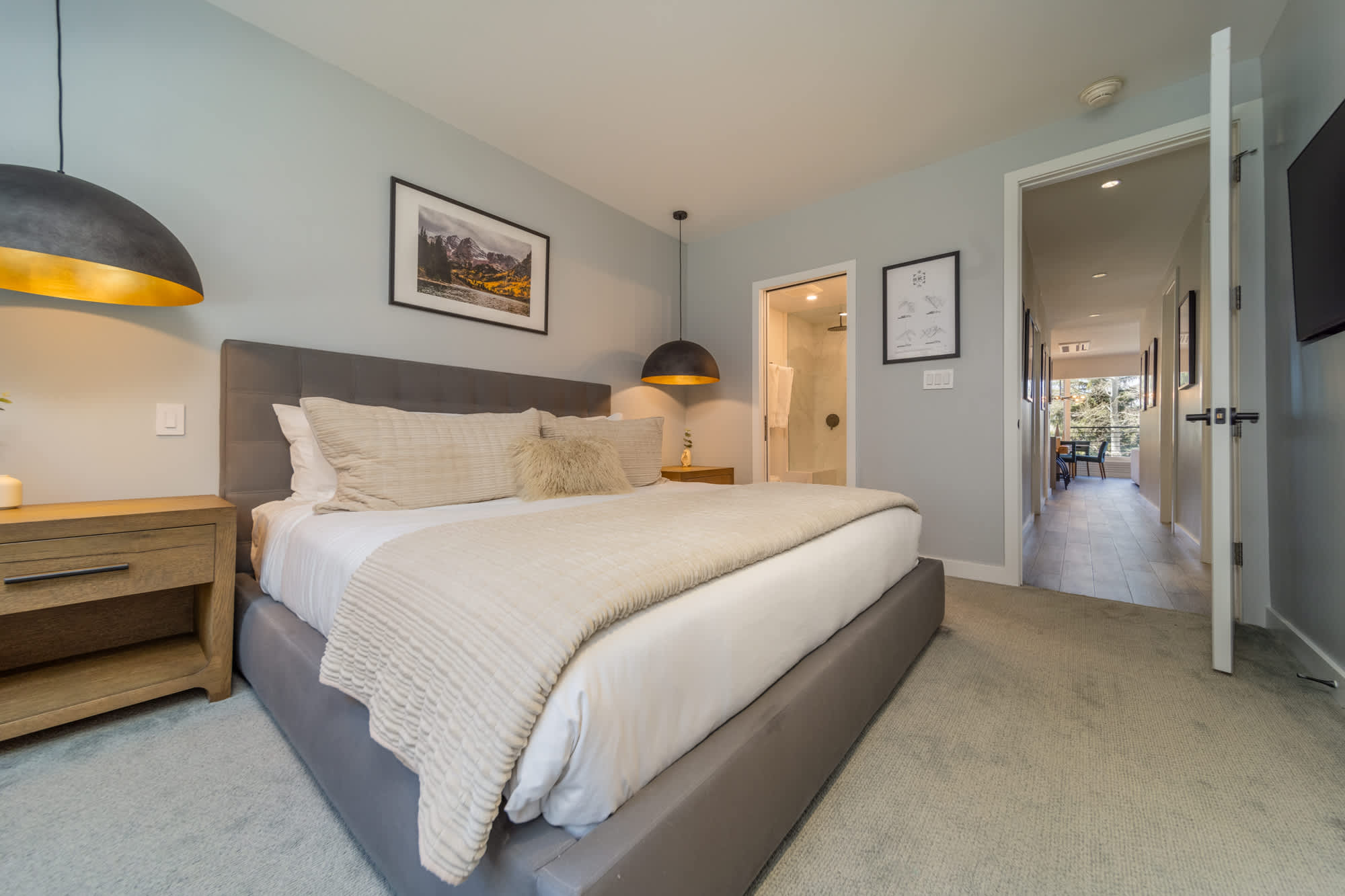 Ski-in/out! Renovated 3BR w AC & Stunning Views!