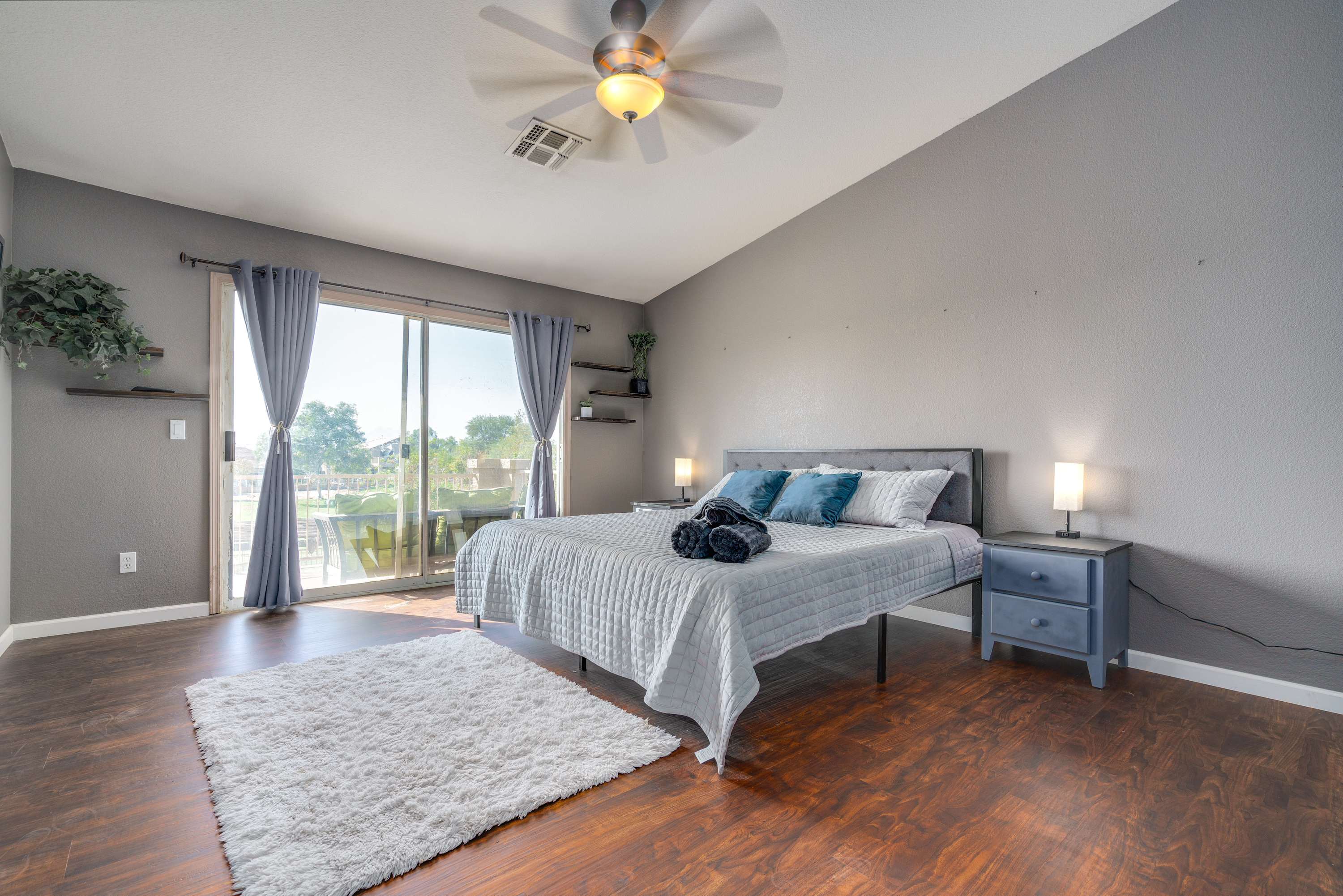 King Bed! BBQ & Golf Course!