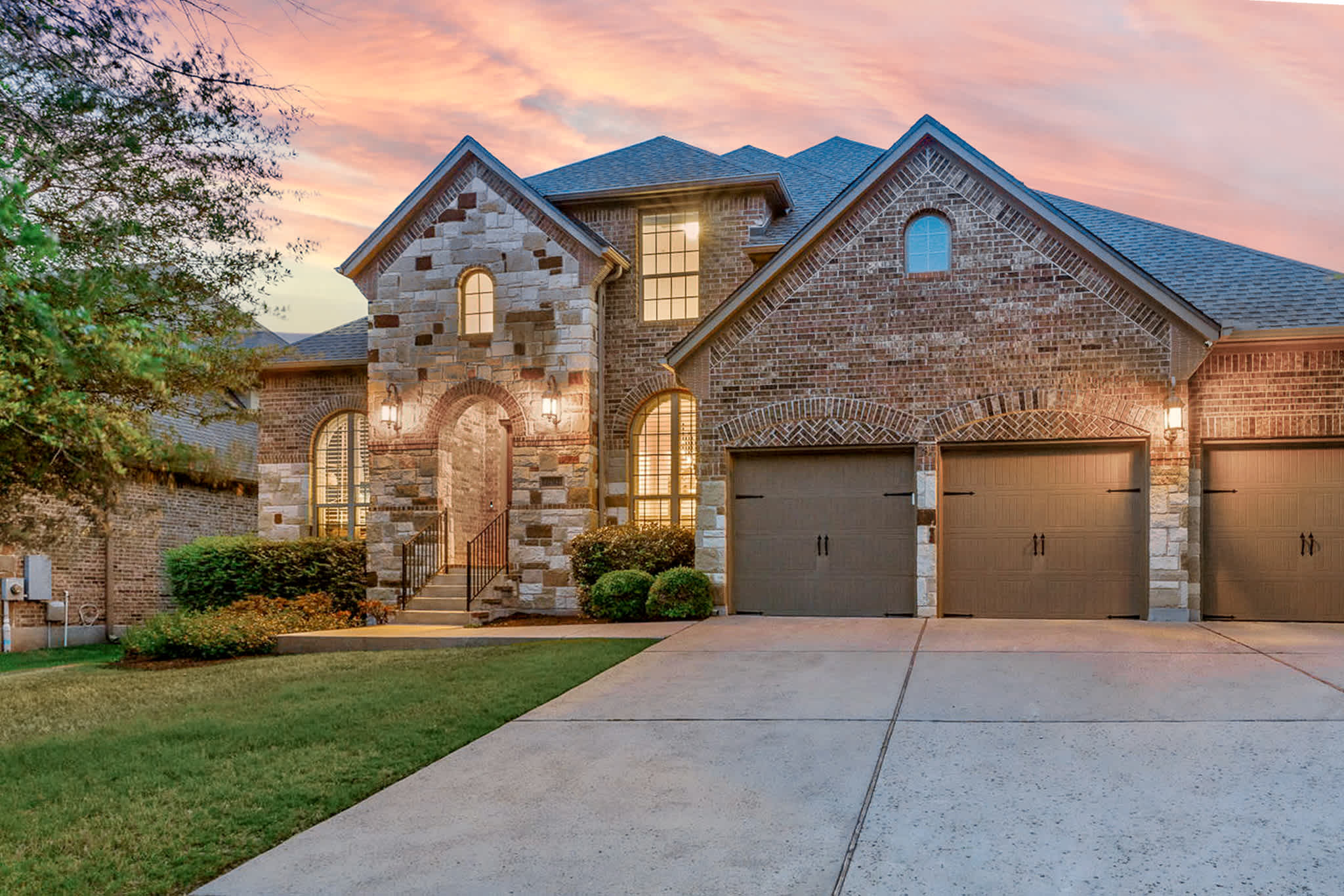 Upstay Spacious Home w Pool Hot Tub Office Yard