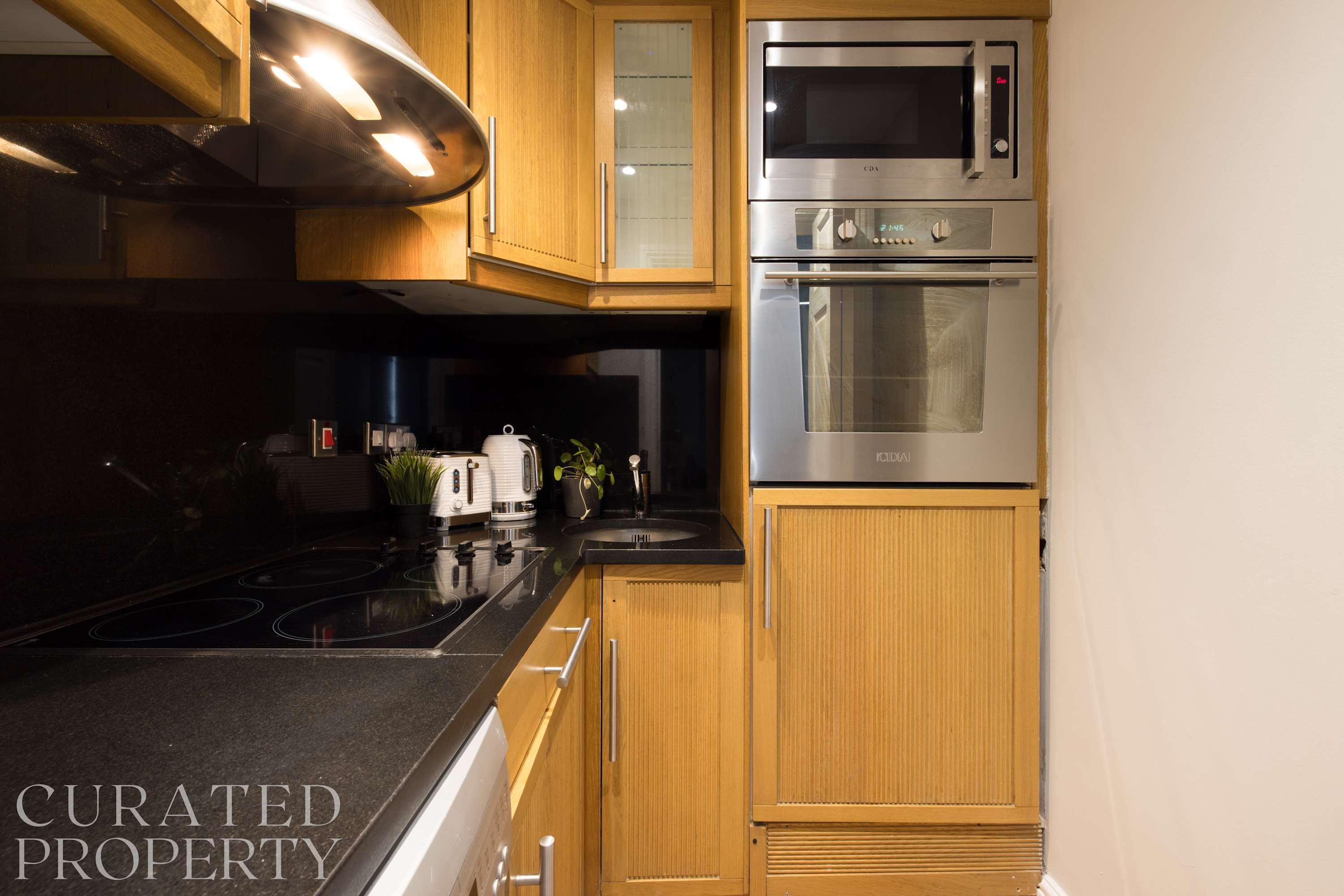 Chic & Light-filled Earls Court Flat near Tube in 49 Eardley Crescent SW5 9JT - Property image 12 - VivreStays