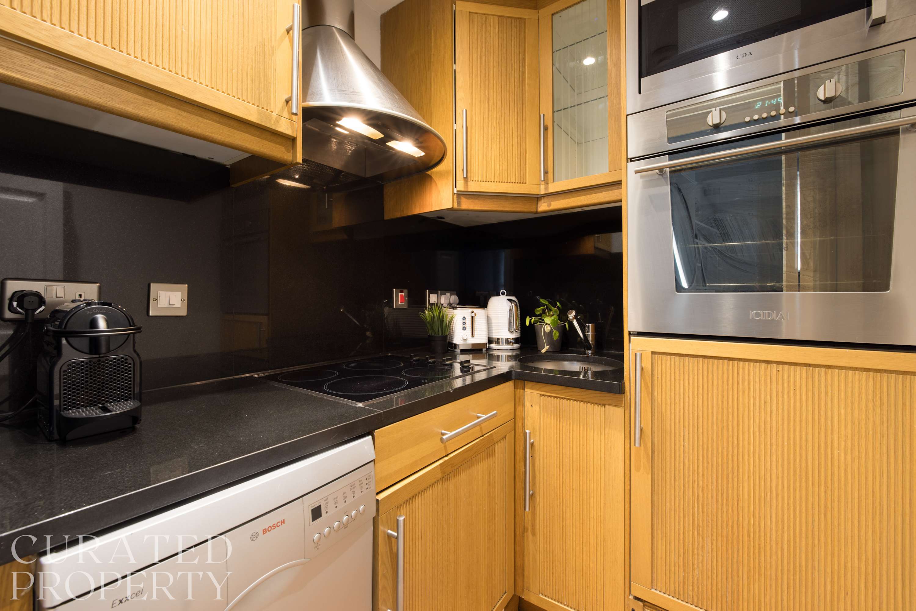 Chic & Light-filled Earls Court Flat near Tube in 49 Eardley Crescent SW5 9JT - Property image 11 - VivreStays