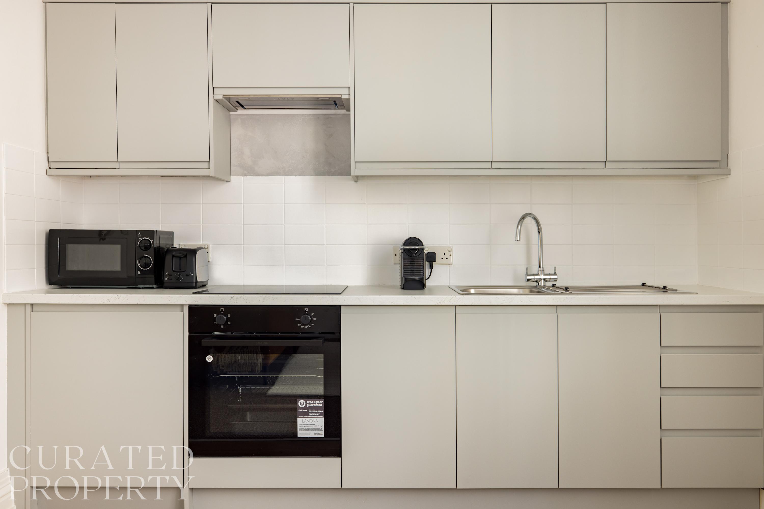 Spacious Earls Court Apt - Office & Rear Terrace in 58 Eardley Crescent SW5 9JZ - Property image 10 - VivreStays