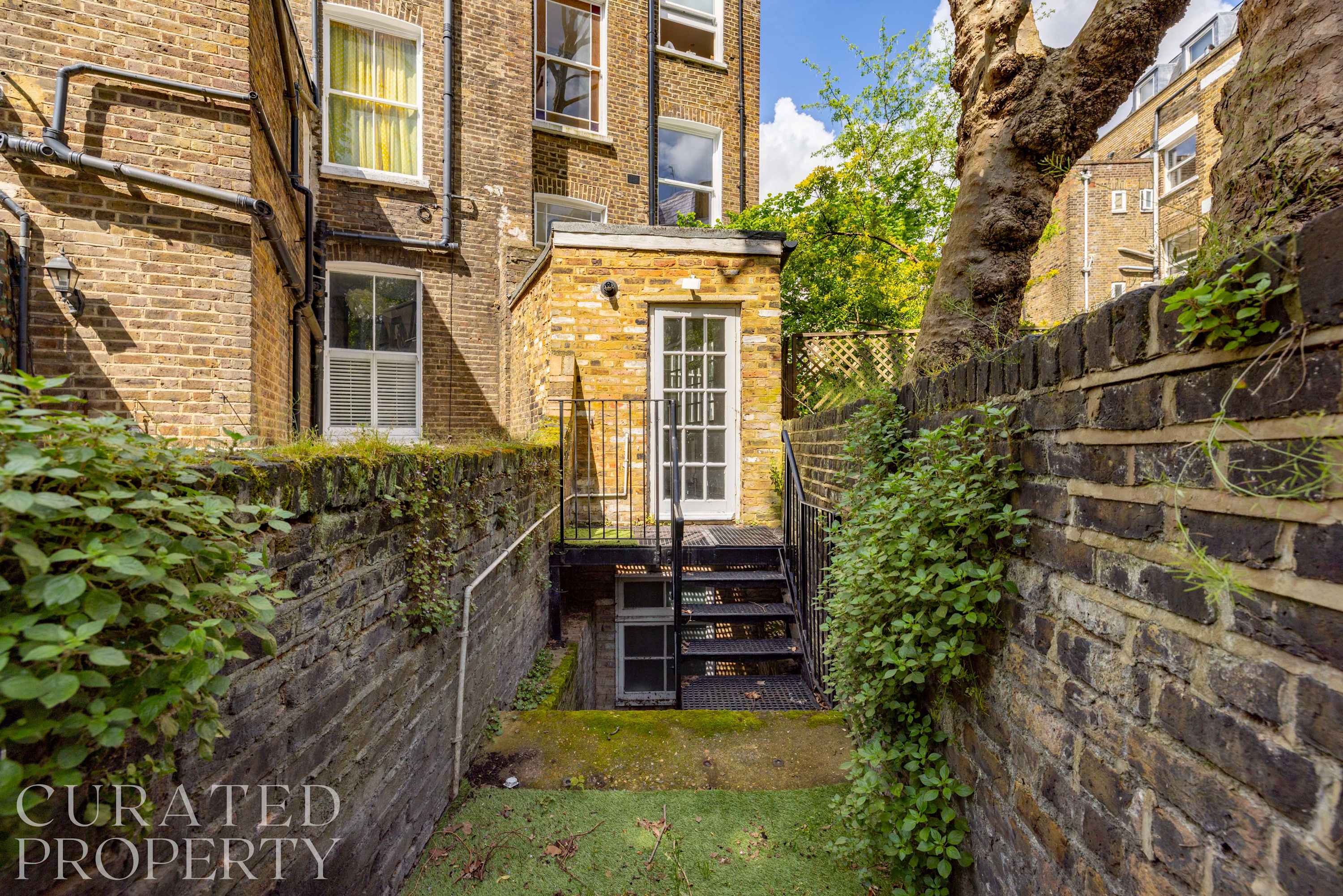 Spacious Earls Court Apt - Office & Rear Terrace in 58 Eardley Crescent SW5 9JZ - Property image 18 - VivreStays