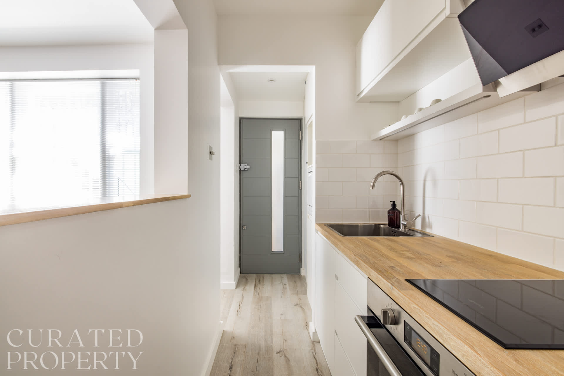 Light-filled Studio with AirCon near Tube in 9 Hogarth Road SW5 0QT - Property image 8 - VivreStays