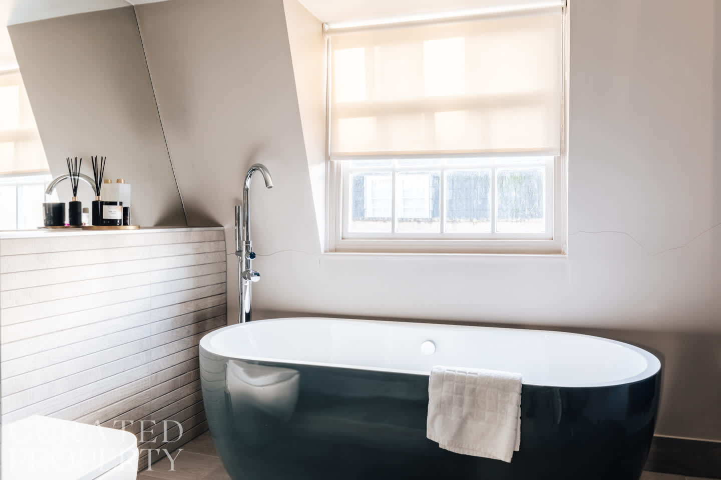 View Modern & Stylish 2 Bedroom Loft Apartment in The Bath Masonic Hall, 17 Old Orchard Street BA1 1JU Modern & Stylish 2 Bedroom Loft Apartment in The Bath Masonic Hall, 17 Old Orchard Street BA1 1JU - Property image 22 - VivreStays