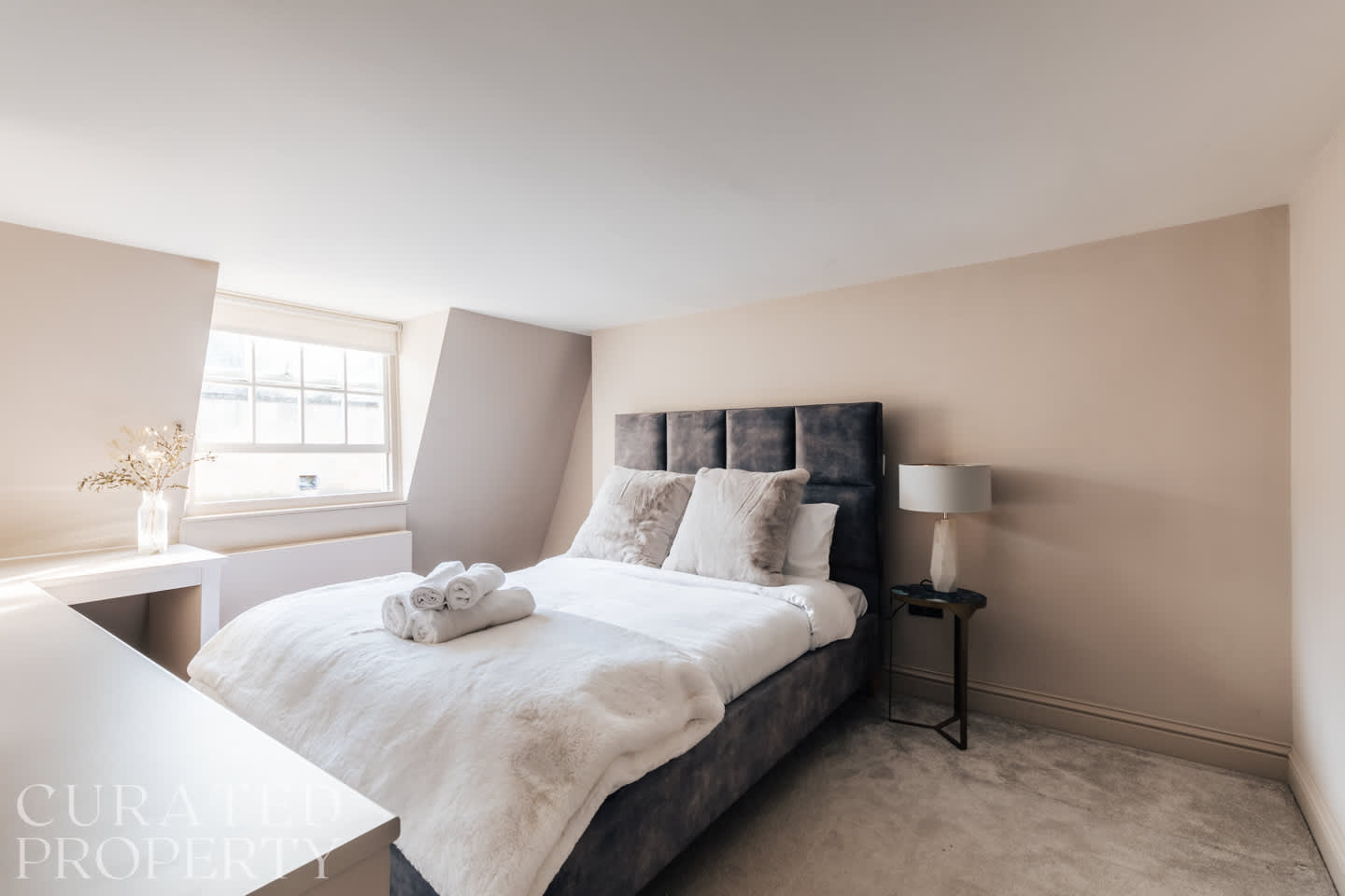 View Modern & Stylish 2 Bedroom Loft Apartment in The Bath Masonic Hall, 17 Old Orchard Street BA1 1JU Modern & Stylish 2 Bedroom Loft Apartment in The Bath Masonic Hall, 17 Old Orchard Street BA1 1JU - Property image 5 - VivreStays