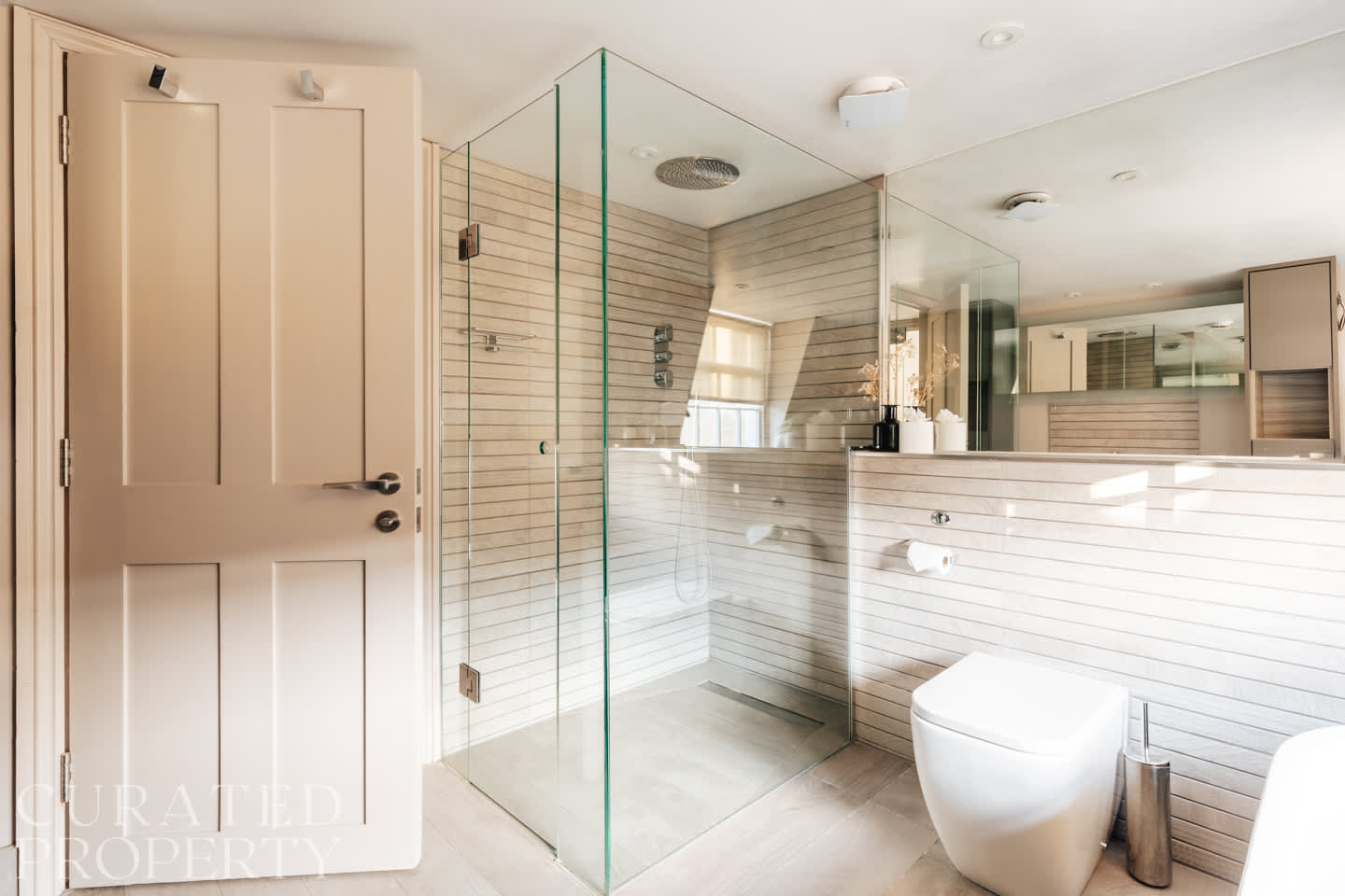View Modern & Stylish 2 Bedroom Loft Apartment in The Bath Masonic Hall, 17 Old Orchard Street BA1 1JU Modern & Stylish 2 Bedroom Loft Apartment in The Bath Masonic Hall, 17 Old Orchard Street BA1 1JU - Property image 23 - VivreStays