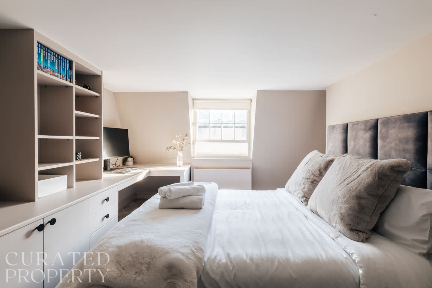 View Modern & Stylish 2 Bedroom Loft Apartment in The Bath Masonic Hall, 17 Old Orchard Street BA1 1JU Modern & Stylish 2 Bedroom Loft Apartment in The Bath Masonic Hall, 17 Old Orchard Street BA1 1JU - Property image 19 - VivreStays