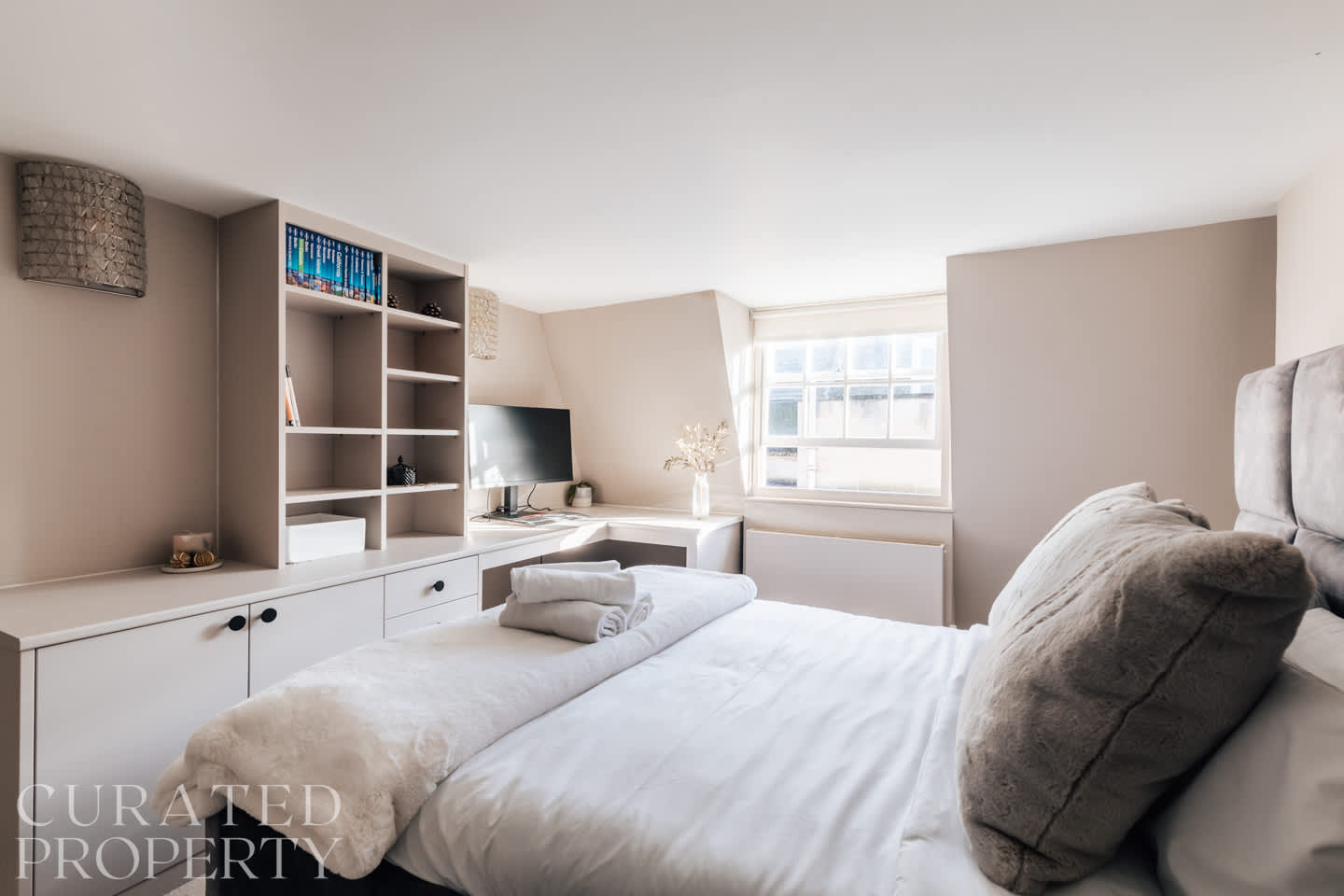 View Modern & Stylish 2 Bedroom Loft Apartment in The Bath Masonic Hall, 17 Old Orchard Street BA1 1JU Modern & Stylish 2 Bedroom Loft Apartment in The Bath Masonic Hall, 17 Old Orchard Street BA1 1JU - Property image 20 - VivreStays