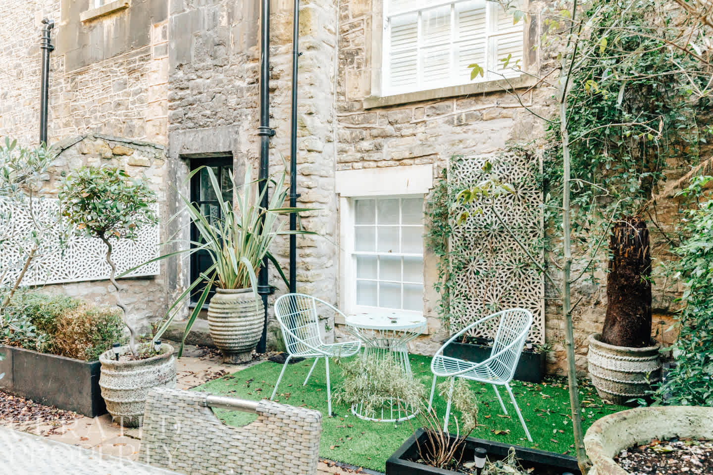View Modern & Stylish 2 Bedroom Loft Apartment in The Bath Masonic Hall, 17 Old Orchard Street BA1 1JU Modern & Stylish 2 Bedroom Loft Apartment in The Bath Masonic Hall, 17 Old Orchard Street BA1 1JU - Property image 28 - VivreStays