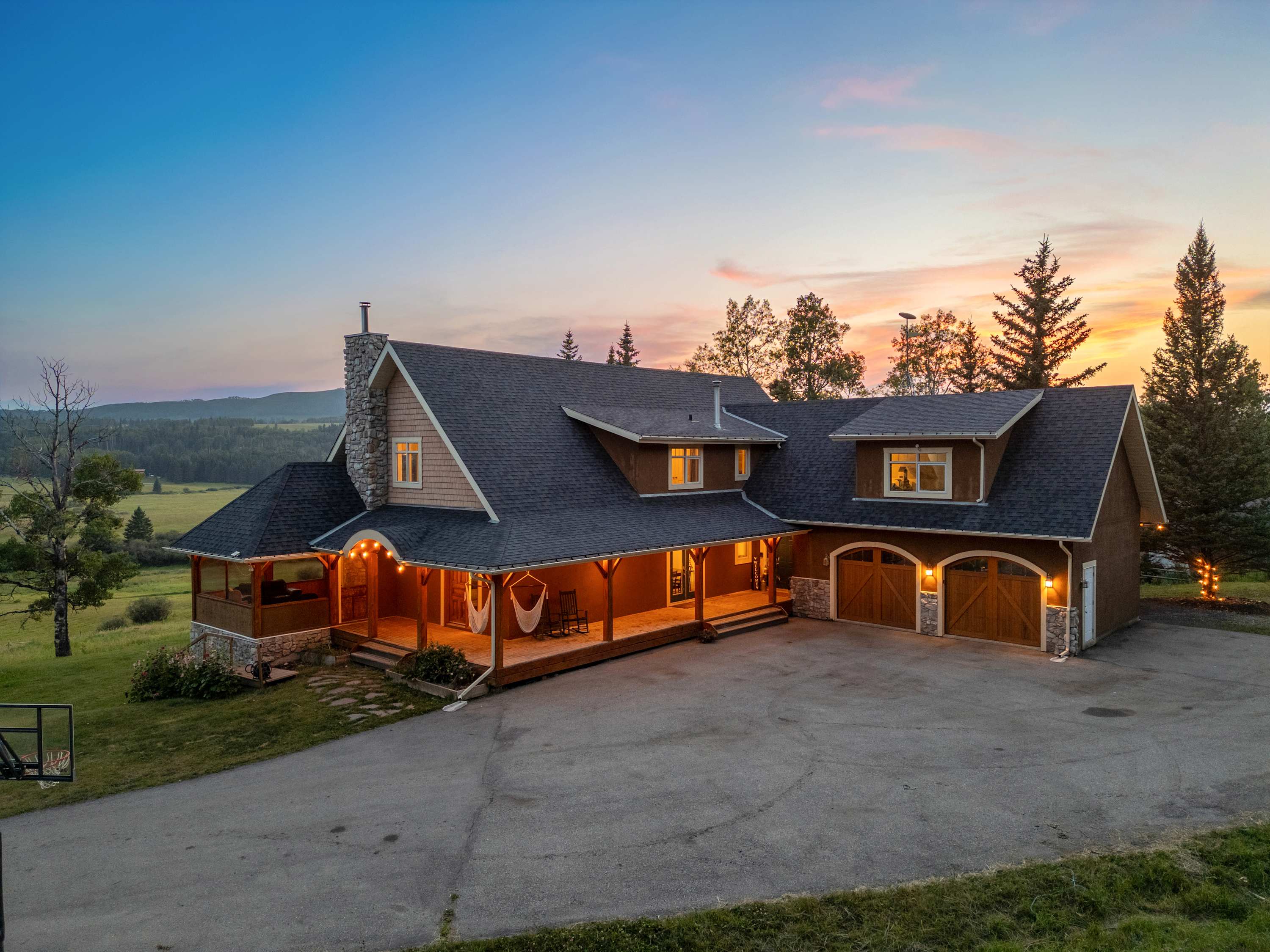 Rolling Hills | Rural Retreat | Sleep 15 | Hot Tub — Millarville, Alberta — vacation rental