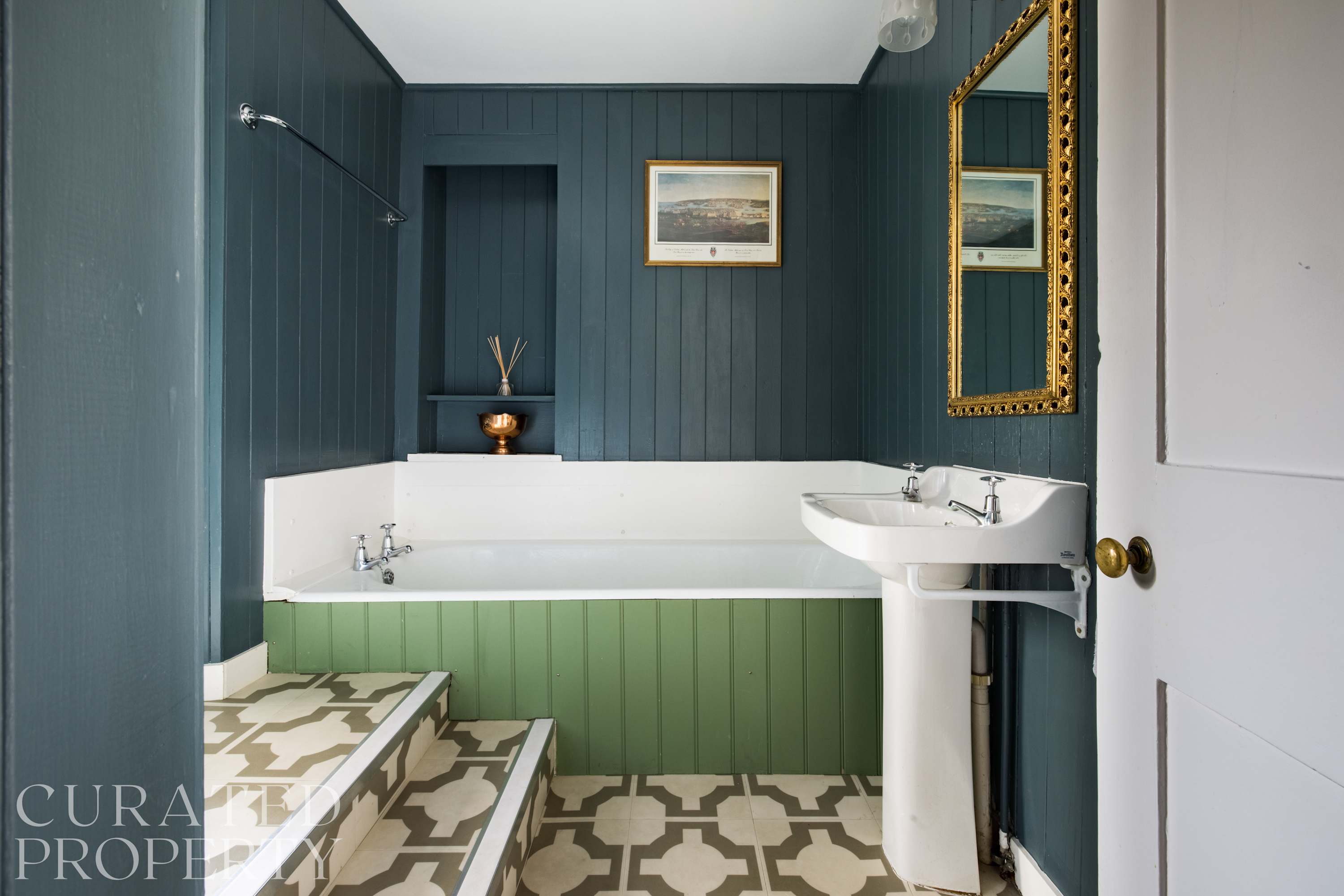 Spacious & Homely Georgian Town House Central Bath in 4 Pierrepont Place BA1 1JX - Property image 37 - VivreStays