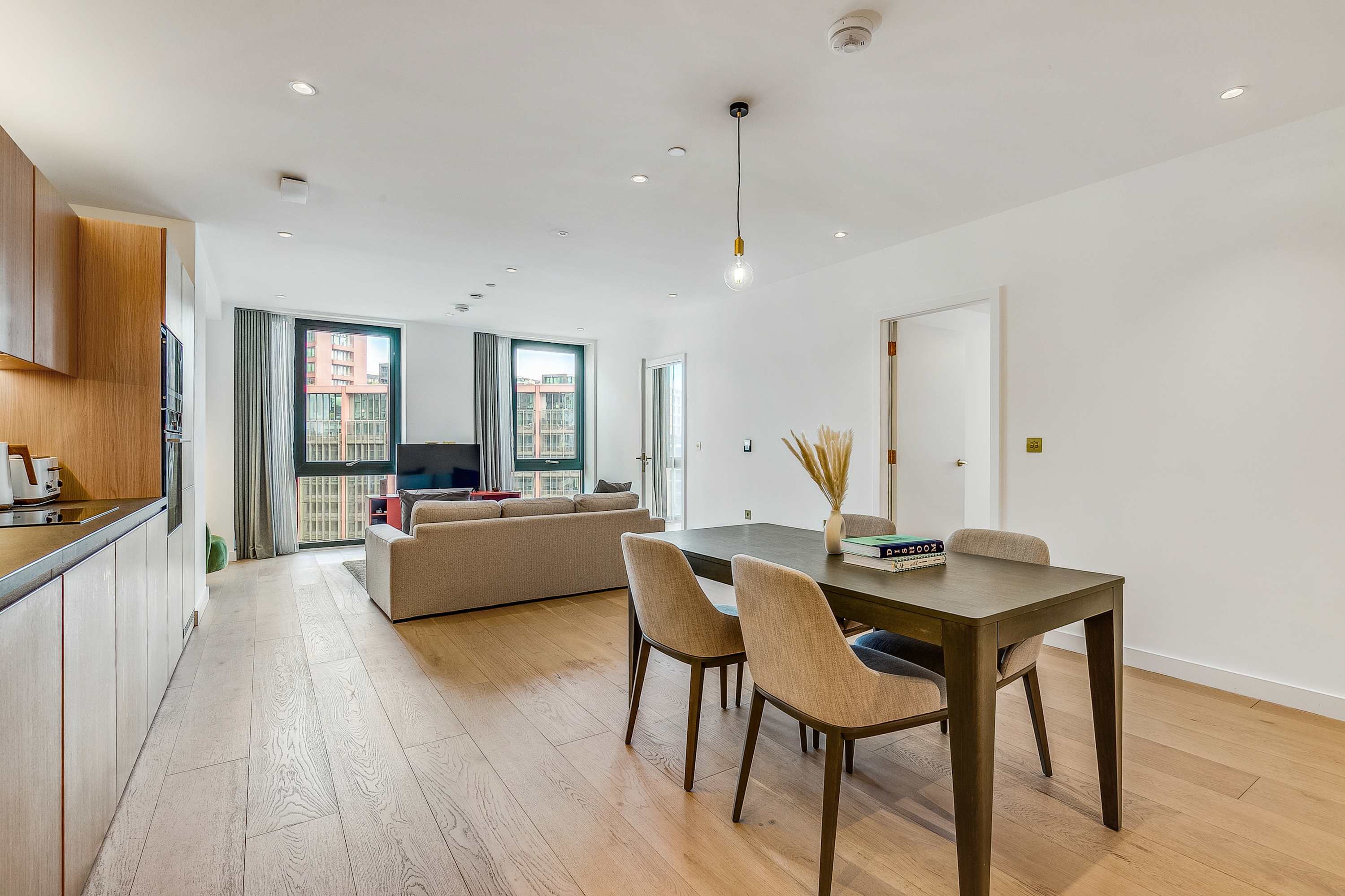 Glamorous London: Stylish 3-Bedroom City Retreat